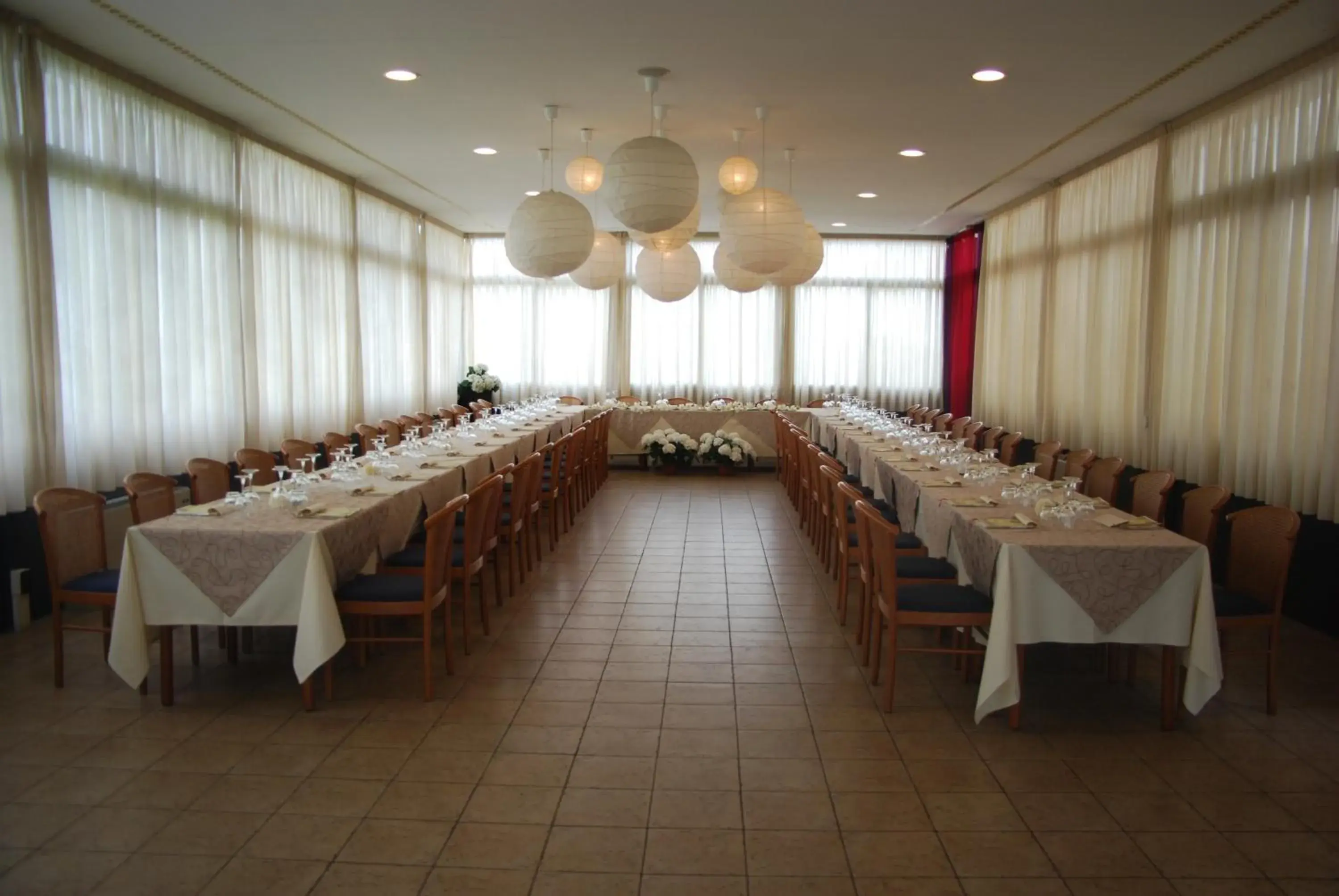 Restaurant/places to eat, Banquet Facilities in Cavalieri del Tau