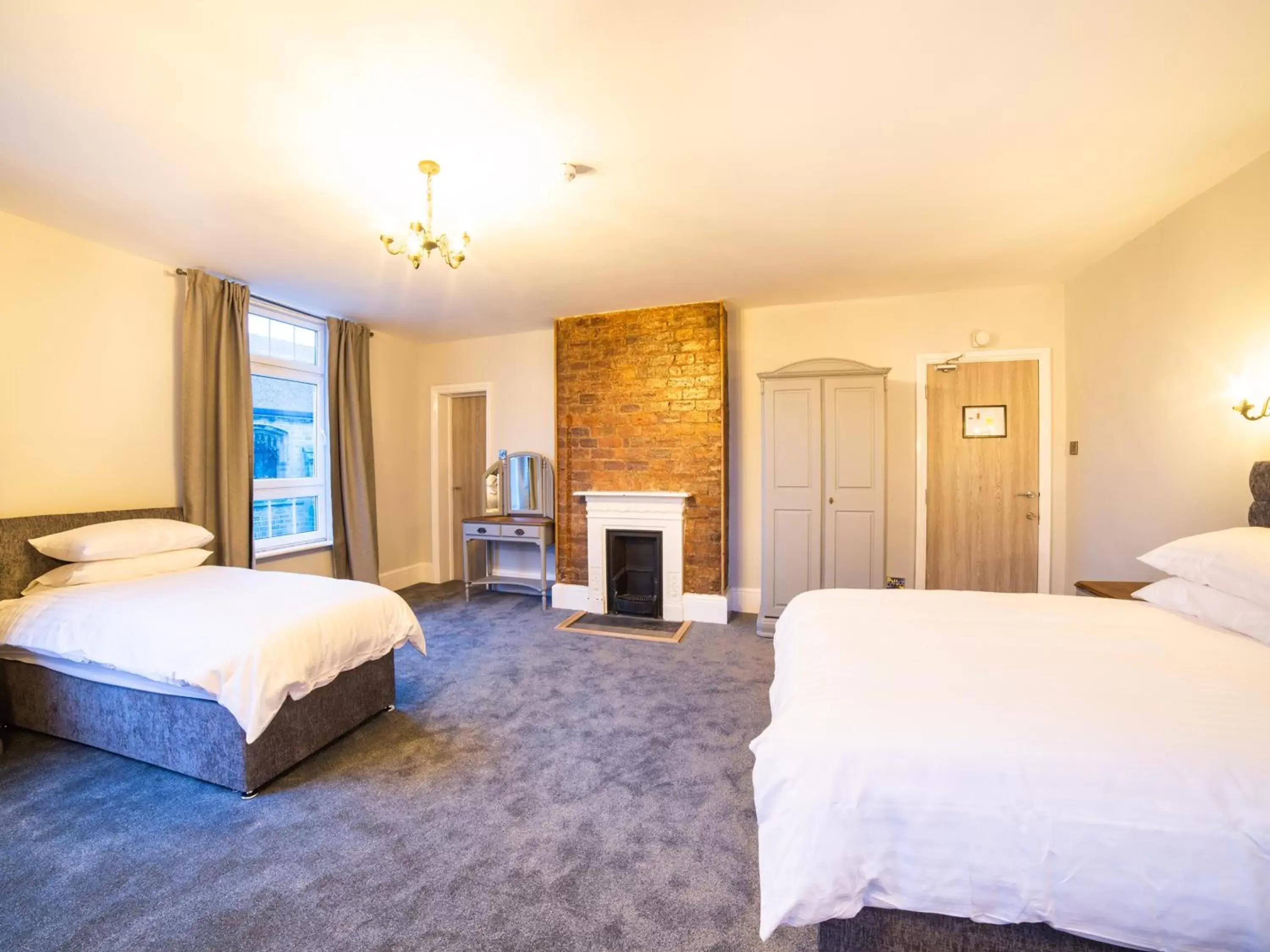 Bedroom, Bed in Churchill's Hotel