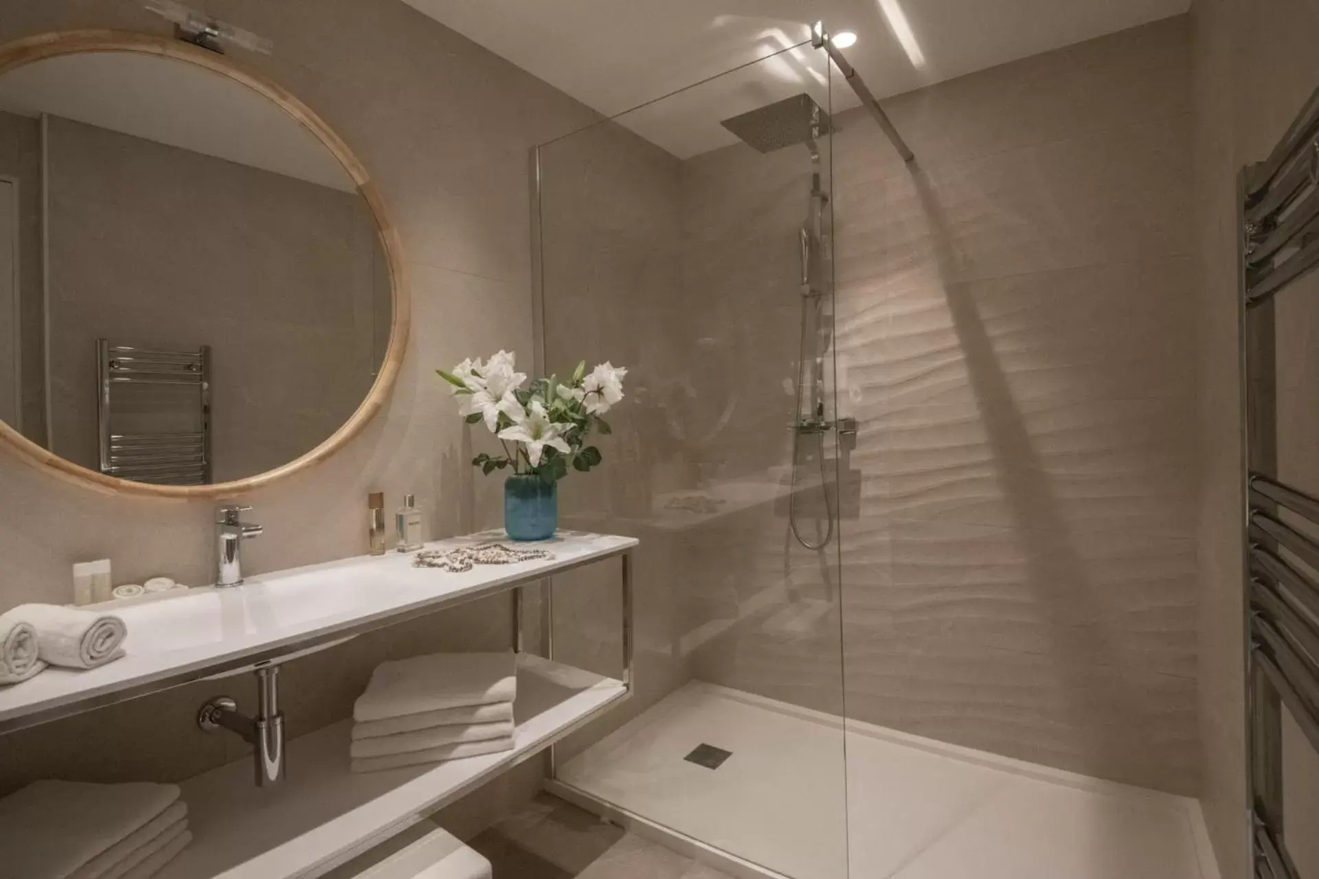Bedroom, Bathroom in Hotel Chambord