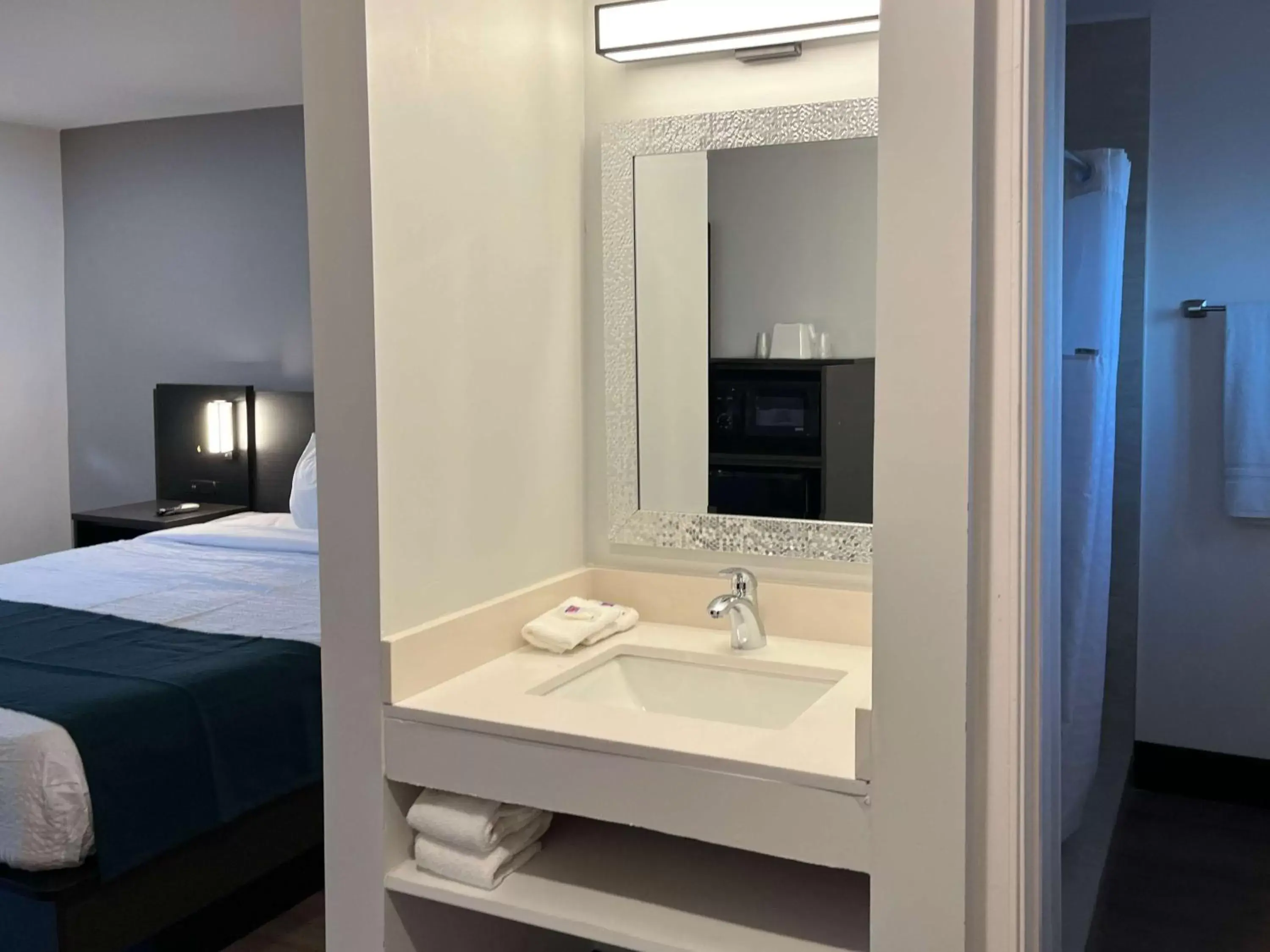 Bedroom, Bathroom in Motel 6 Williams, AZ Downtown Grand Canyon