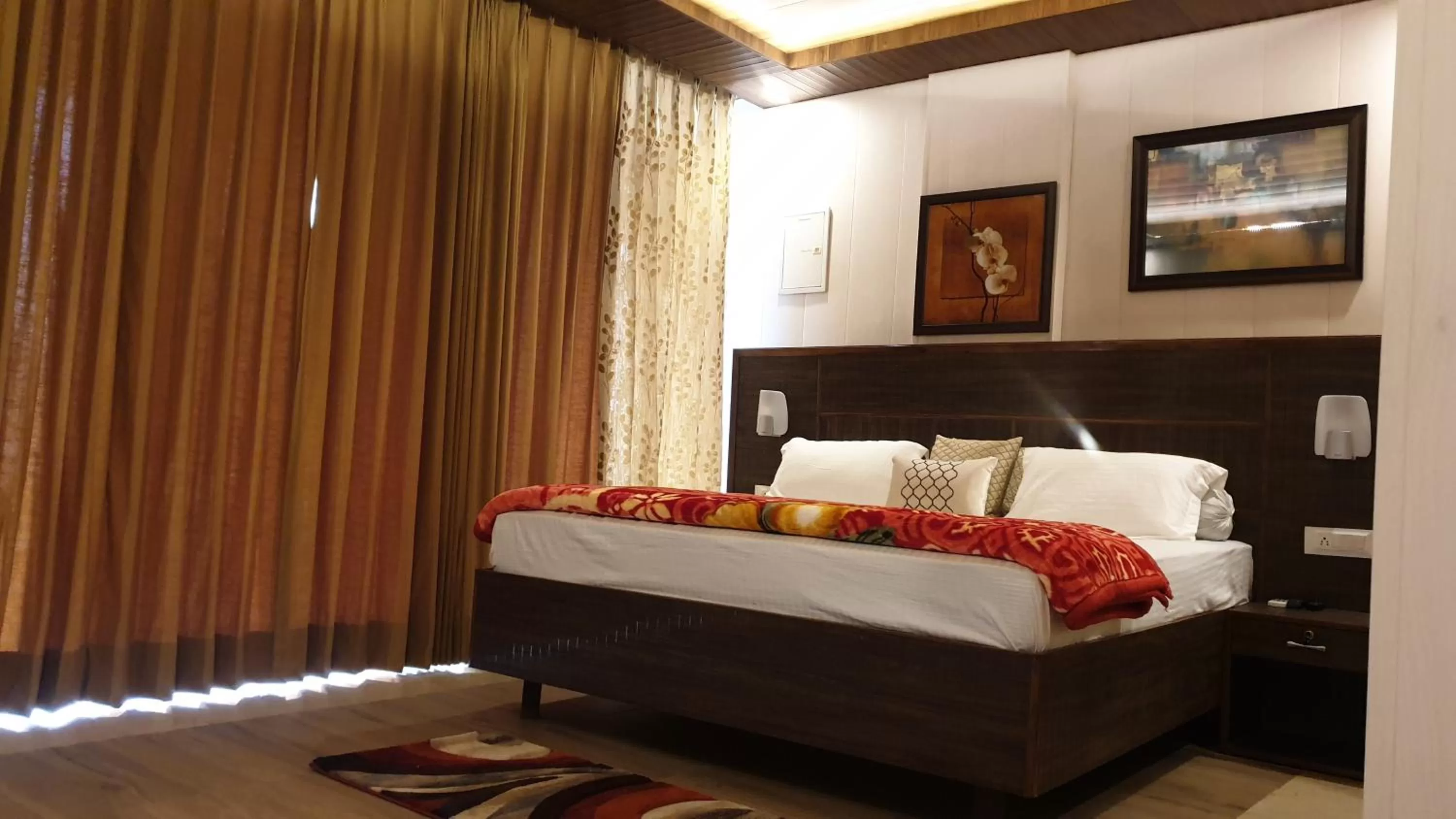 Bedroom, Bed in Maple Leaf Hotel