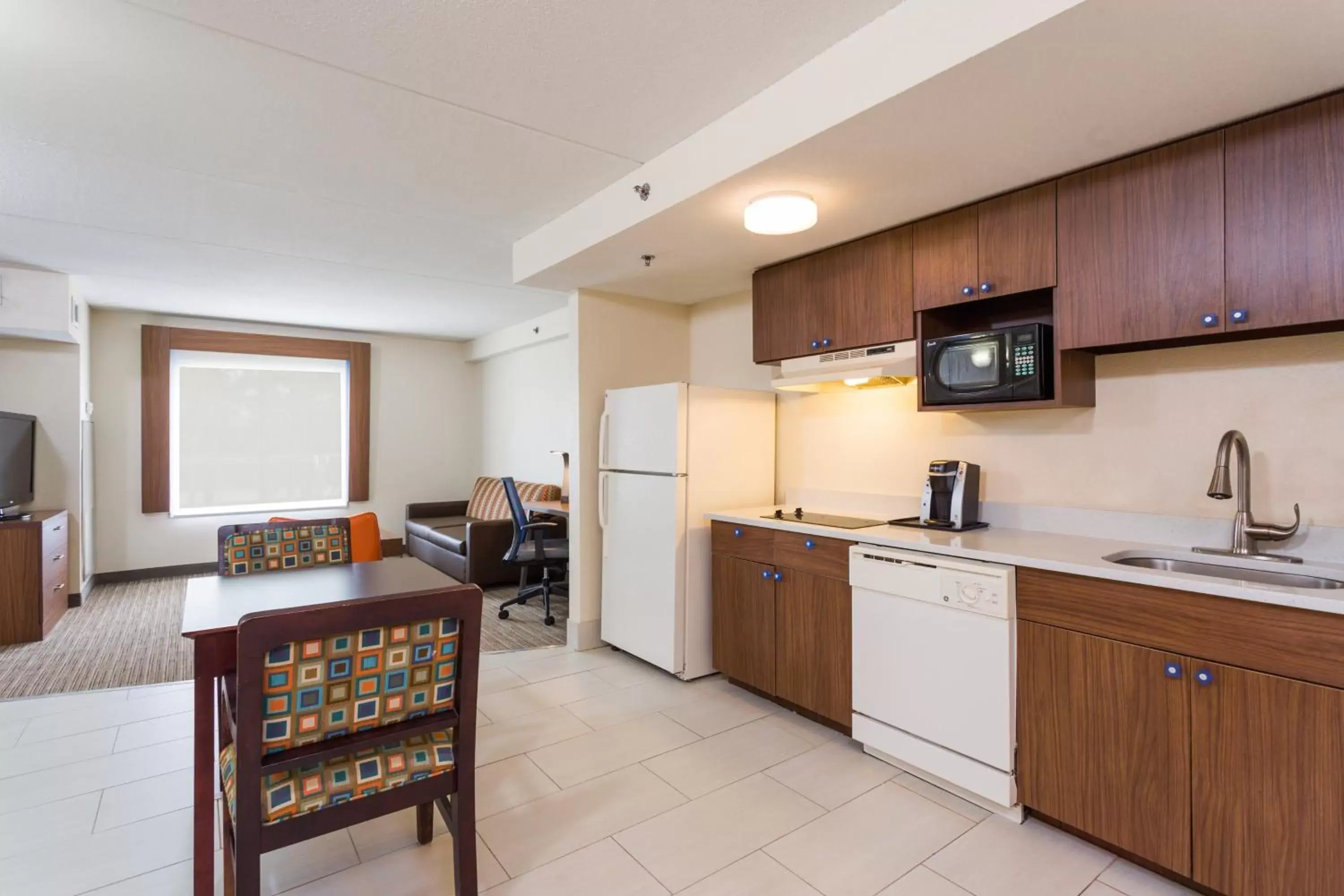 Bedroom, Kitchen/Kitchenette in Holiday Inn Express Hotel and Suites Petersburg - Fort Lee, an IHG Hotel