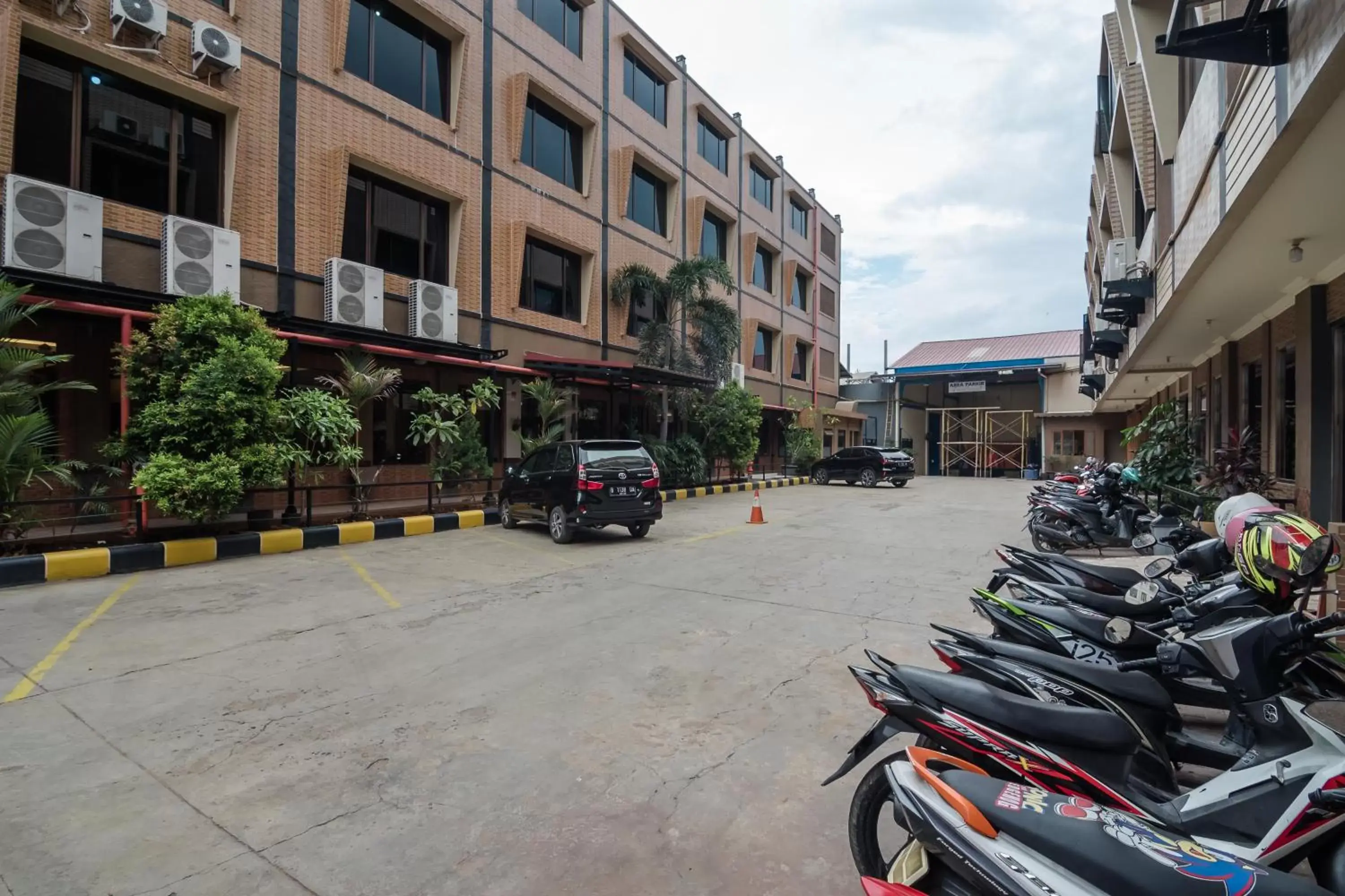 Property building in RedDoorz Plus near Soekarno Hatta Airport 2 Property building in RedDoorz Plus near Soekarno Hatta Airport 2