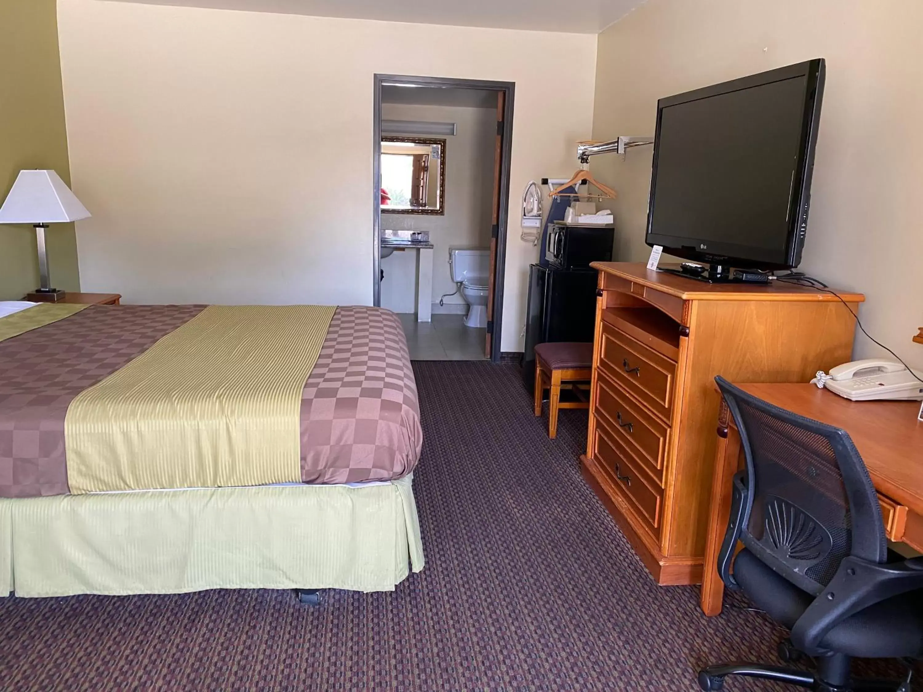 Photo of the whole room, Bed in Chariot Inn Glendale - Pasadena Photo of the whole room, Bed in Chariot Inn Glendale - Pasadena