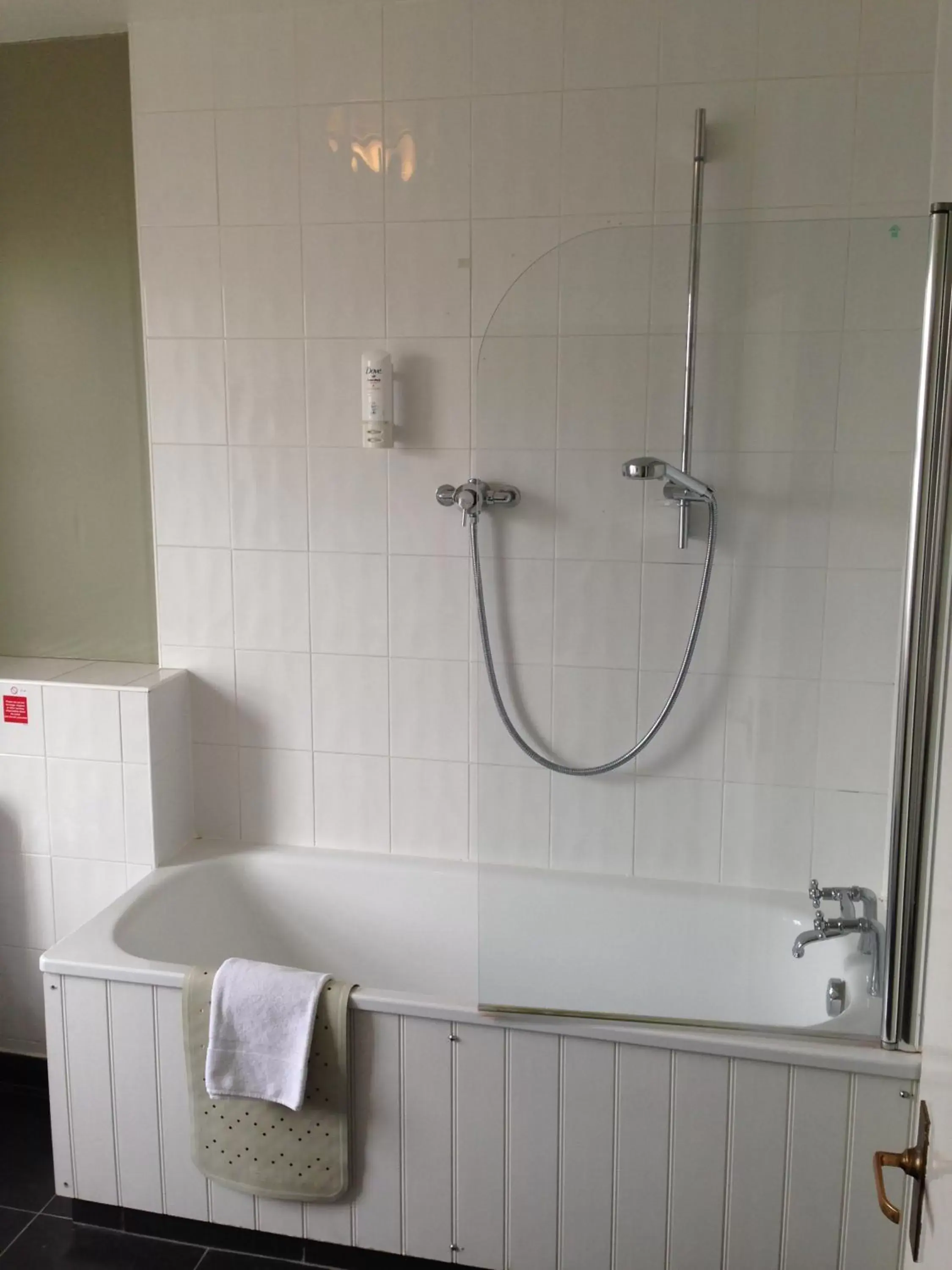 Shower, Bathroom in The Broadway Hotel