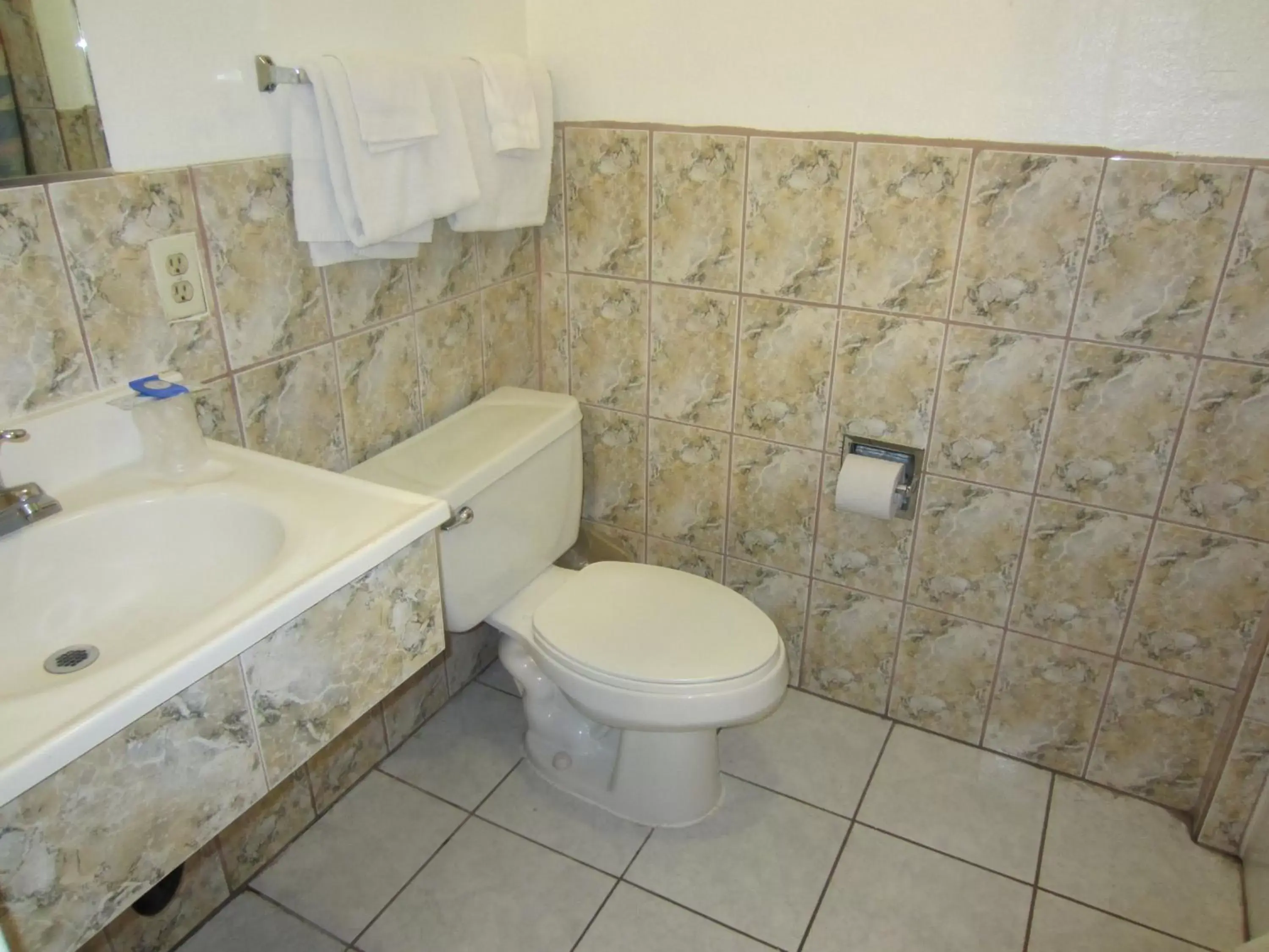 Bathroom in Travel Eagle Inn Motel