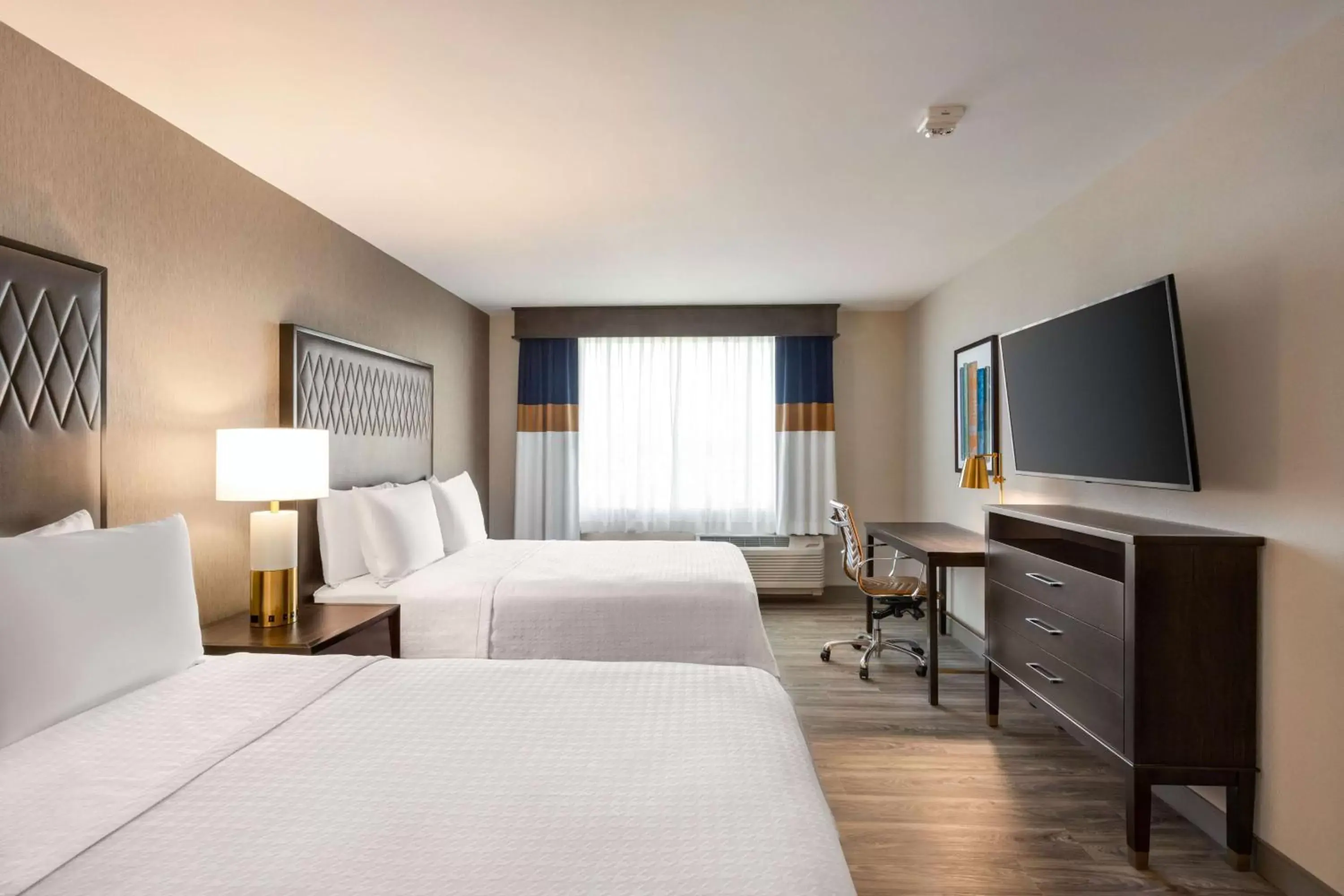 Bed, TV/Entertainment Center in Homewood Suites by Hilton Indianapolis Downtown IUPUI