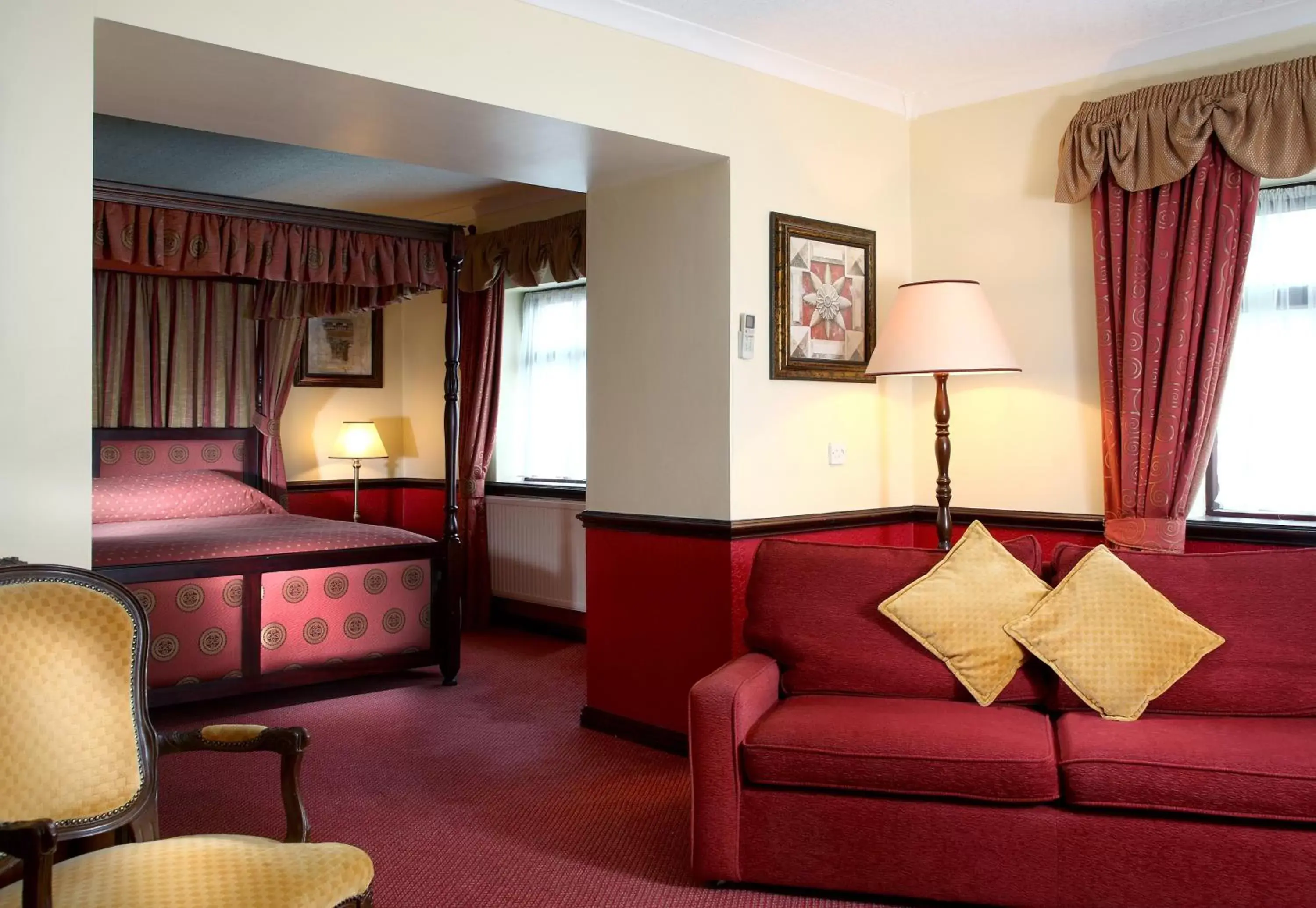 Bed, Seating Area in Best Western Rockingham Forest Hotel