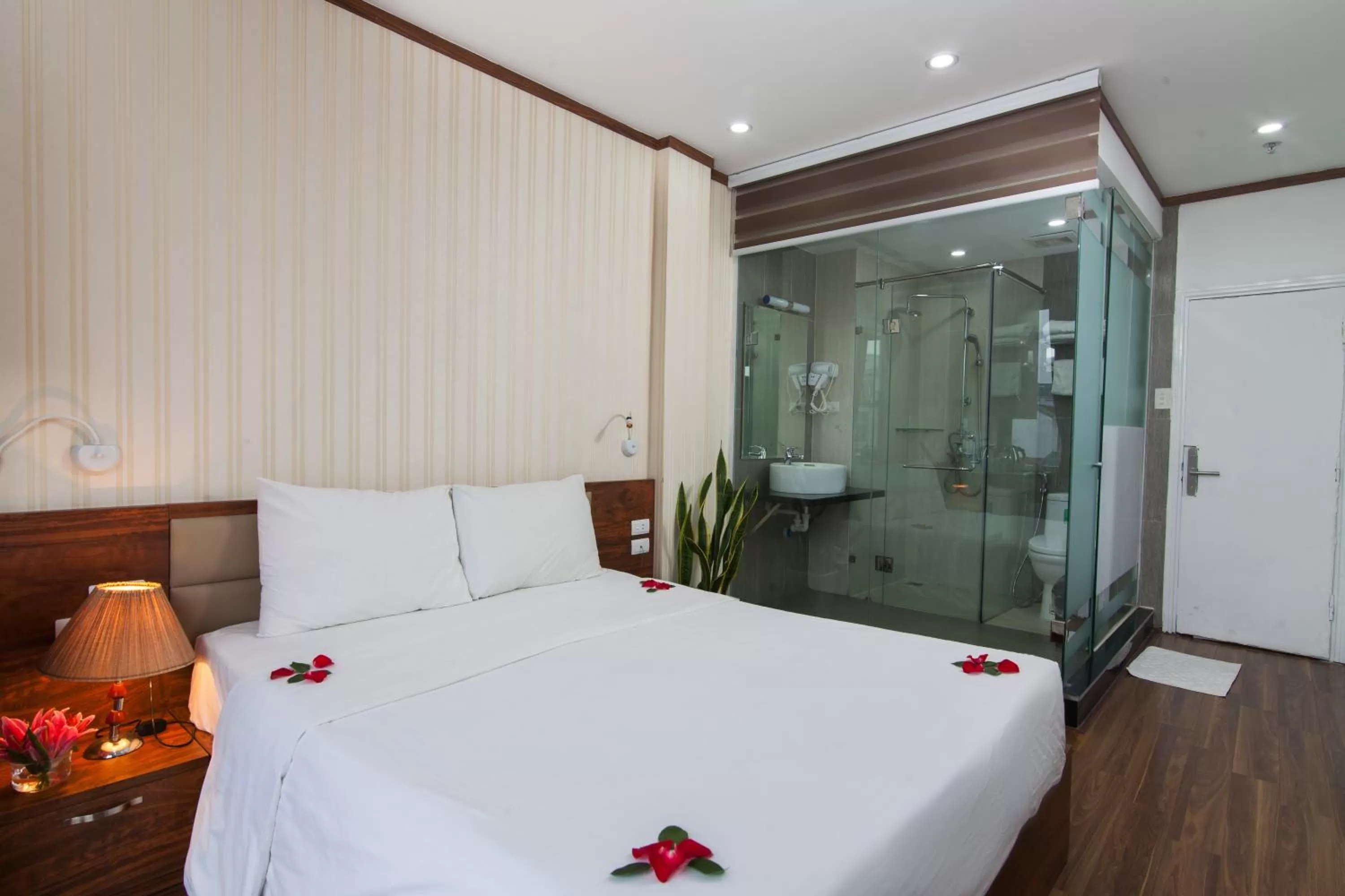 Floor plan, Bed in Hanoi Bel Ami Hotel