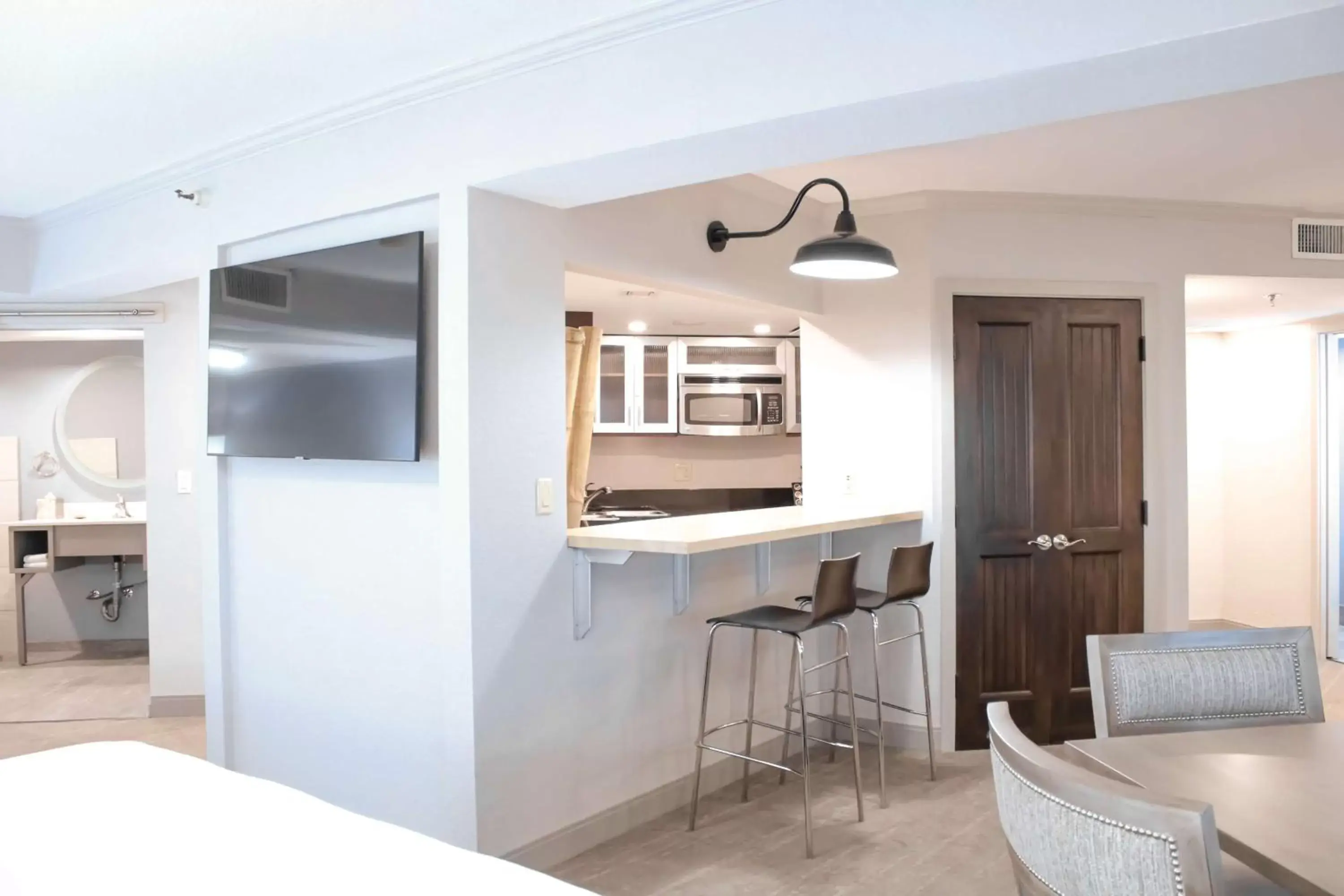 Bedroom, Kitchen/Kitchenette in Doubletree by Hilton Phoenix Mesa