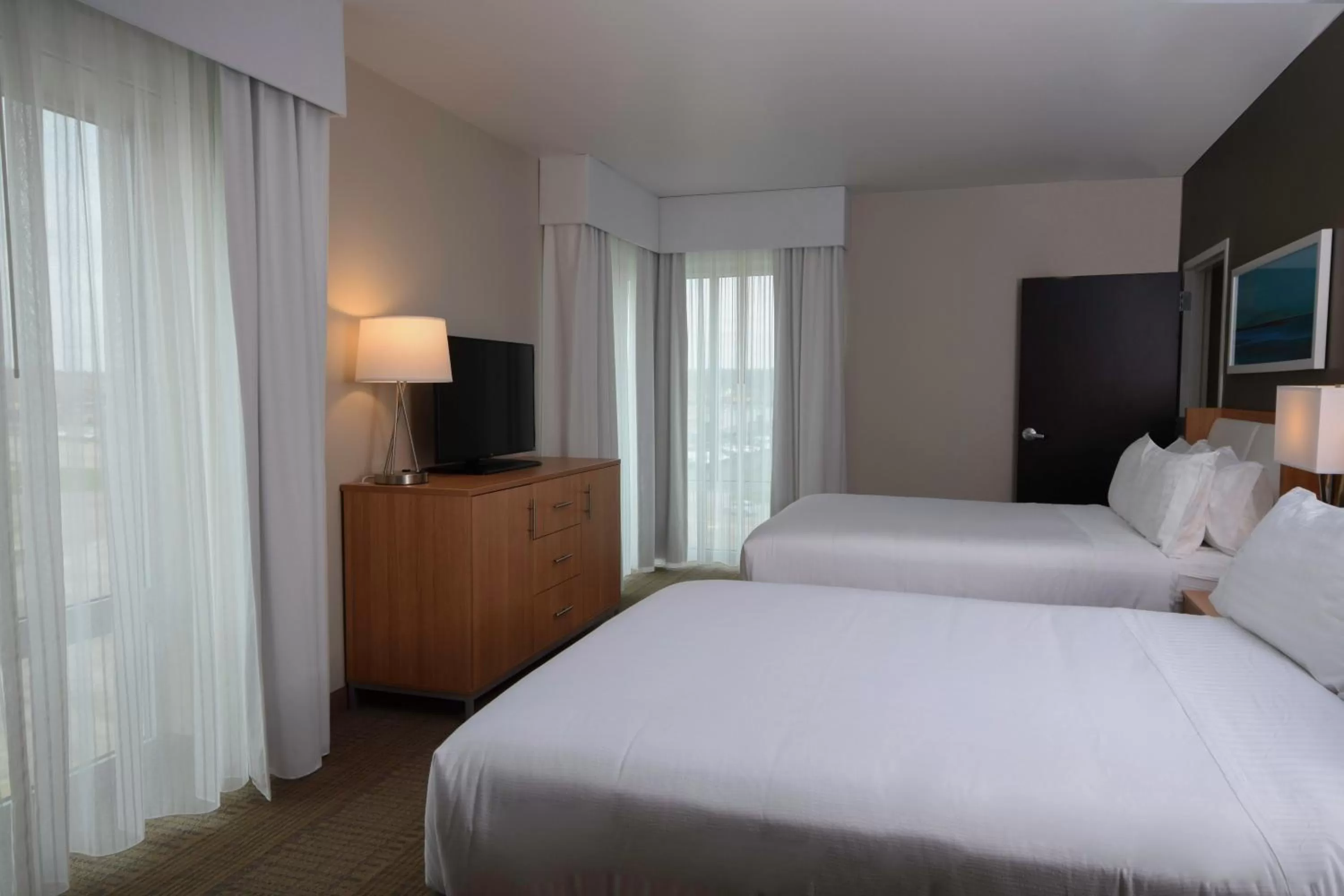 Photo of the whole room, Bed in Holiday Inn Cincinnati North West Chester by IHG