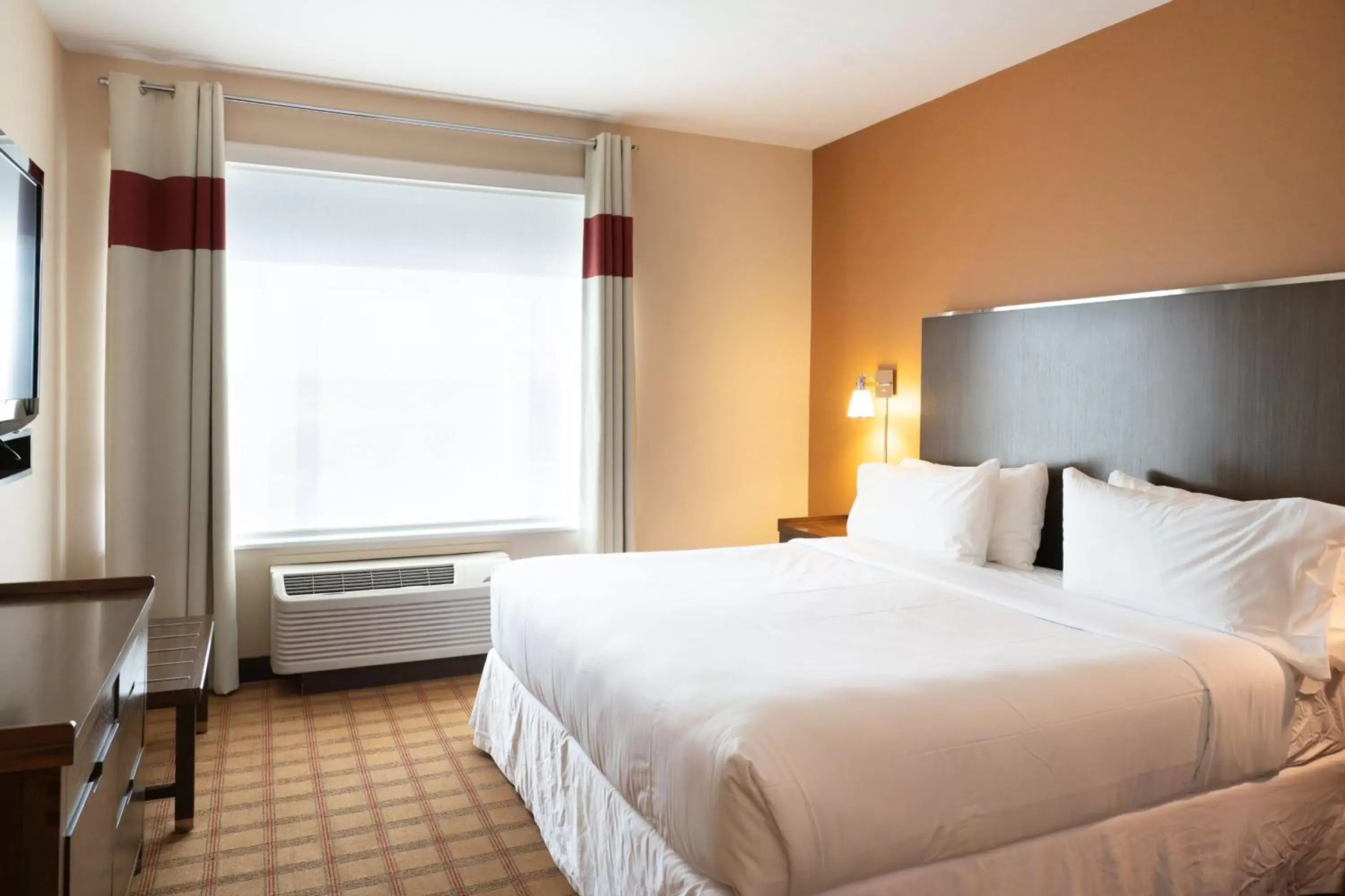 Bedroom, Bed in Four Points by Sheraton Edmonton International Airport