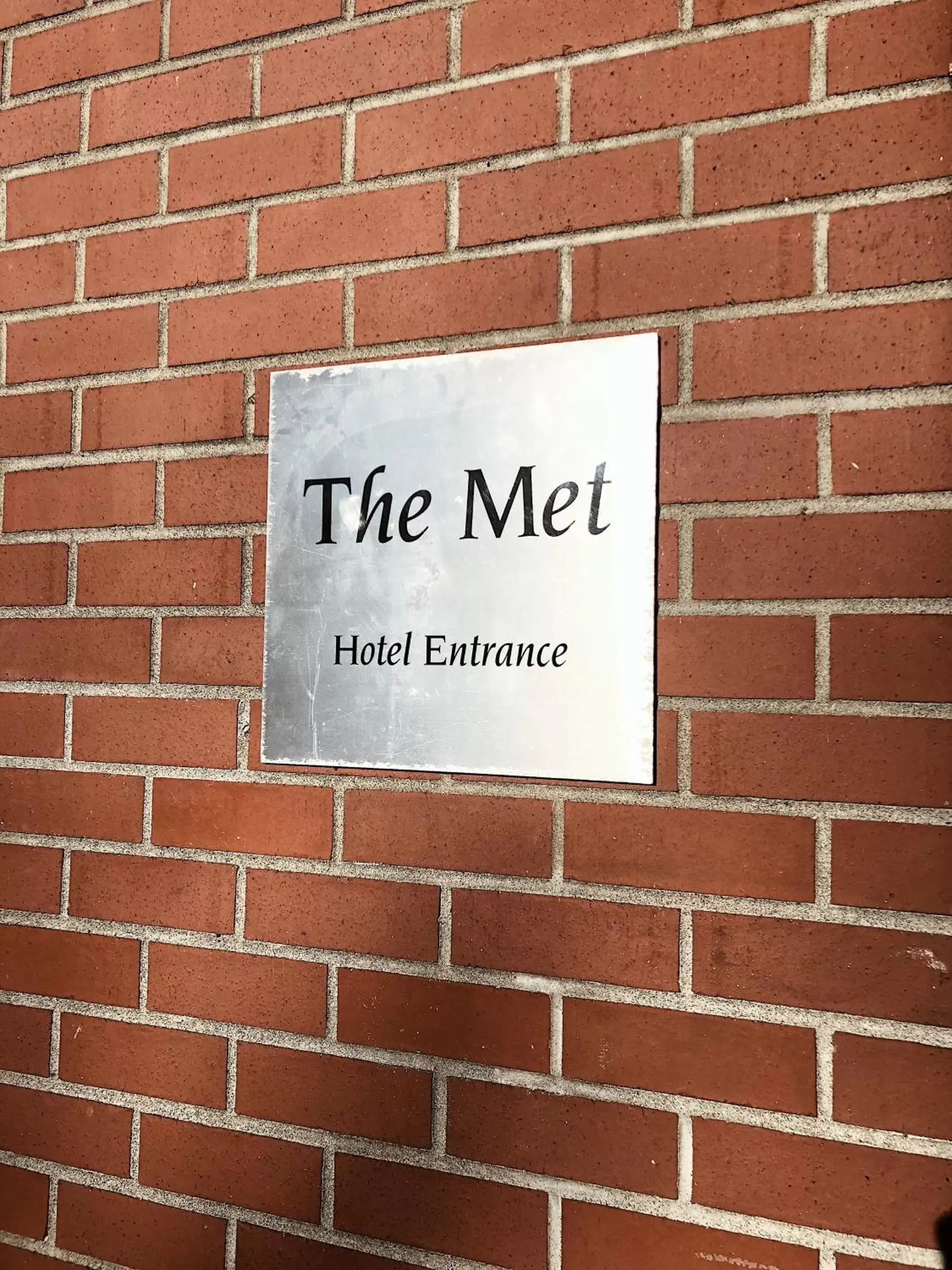 Facade/entrance in The Met Hotel
