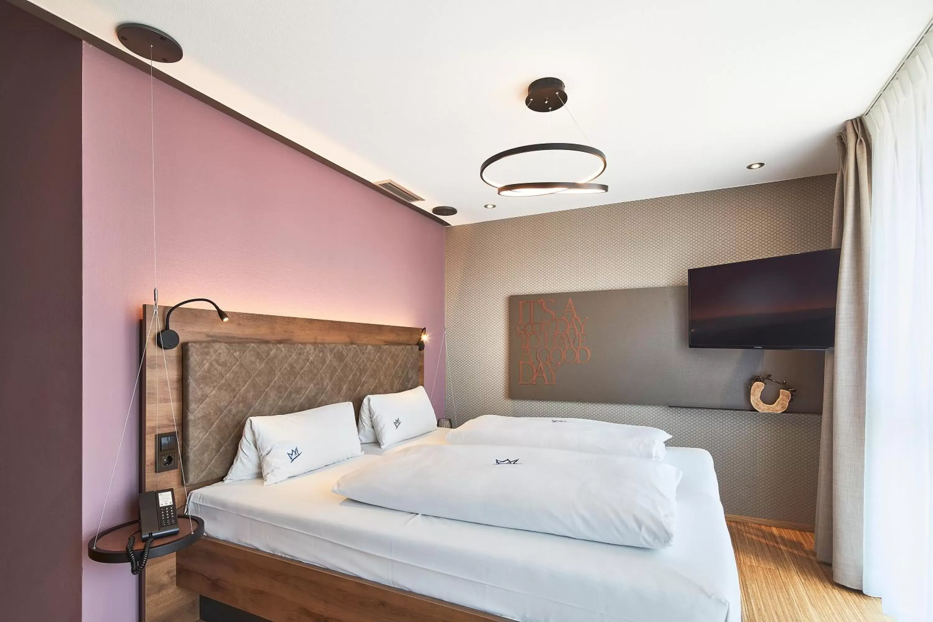 Bedroom, Bed in Hotel City Krone