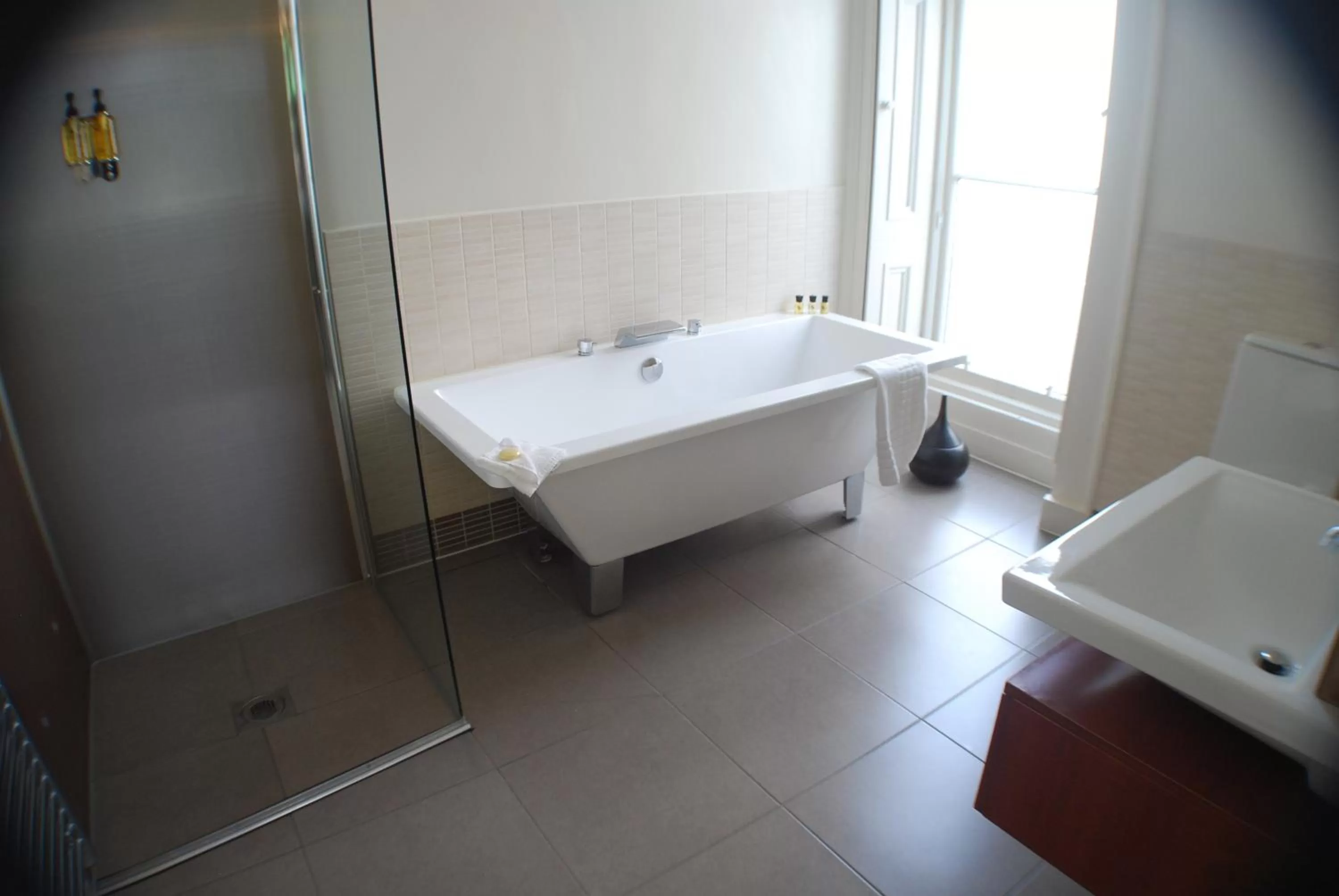 Bathroom, Bed in The Salisbury Hotel