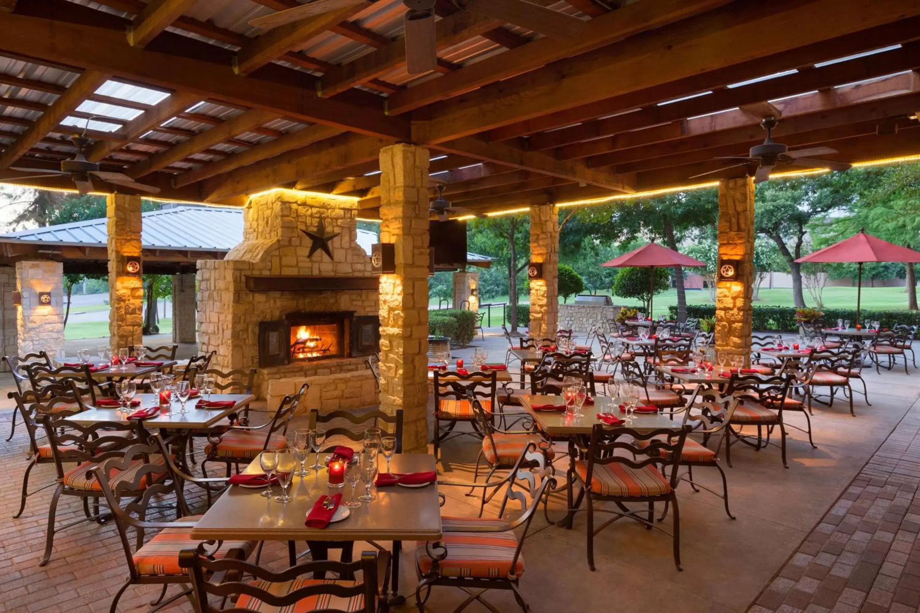 Patio, Restaurant/Places to Eat in Hilton DFW Lakes Executive Conference Center