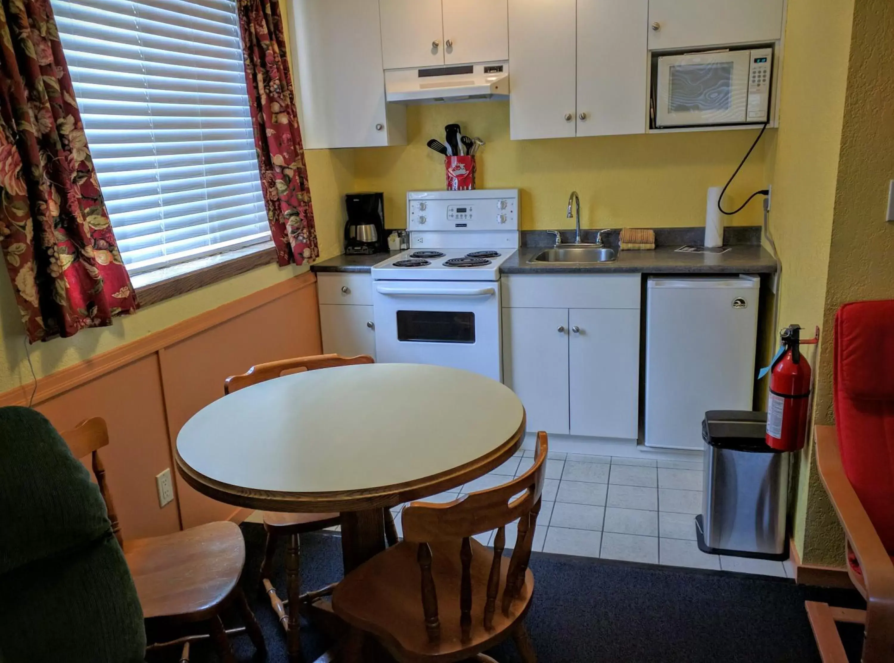 Kitchen or kitchenette, Kitchen/Kitchenette in The Bulldog Hotel