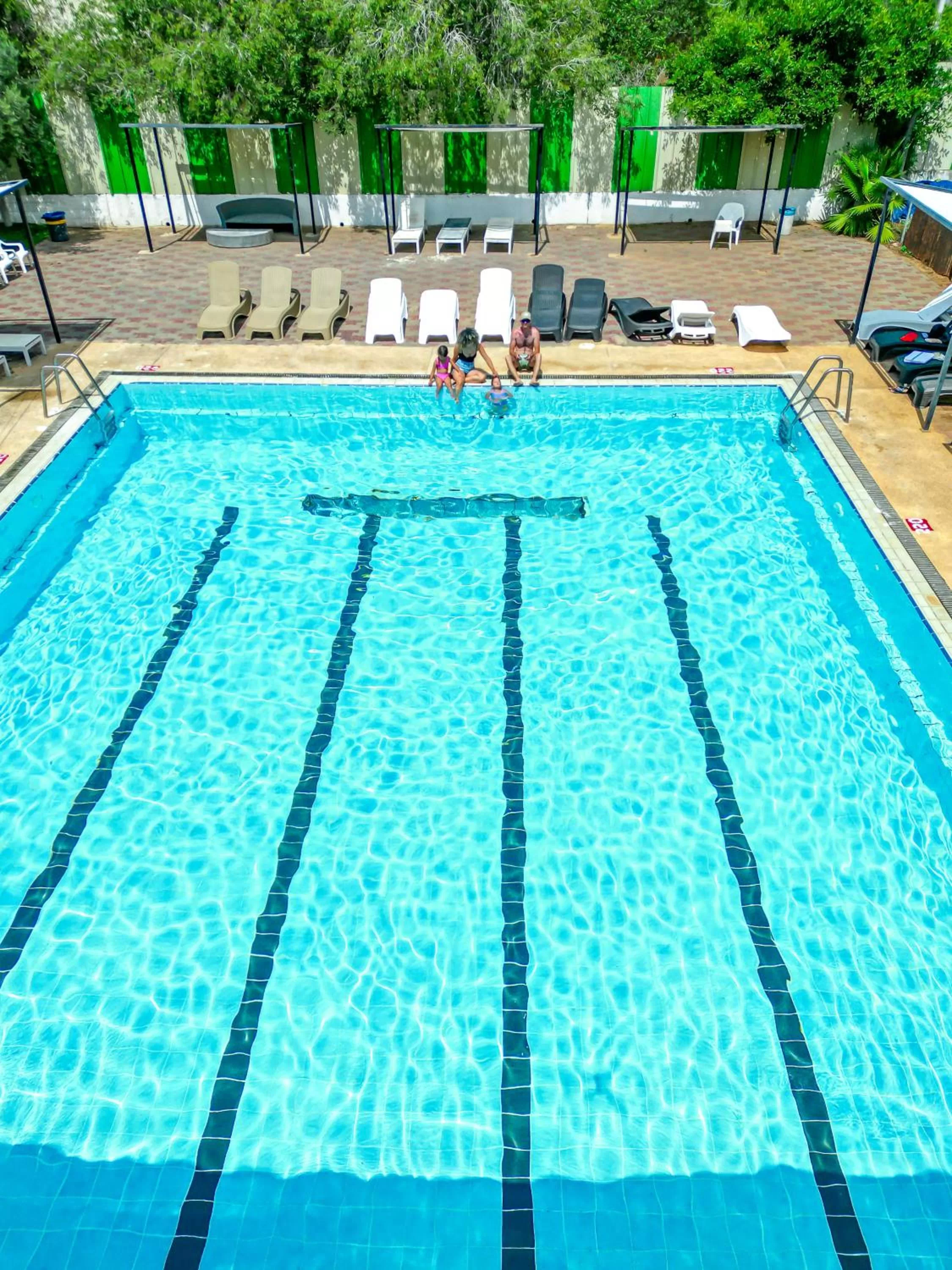 Swimming pool in Eden Inn