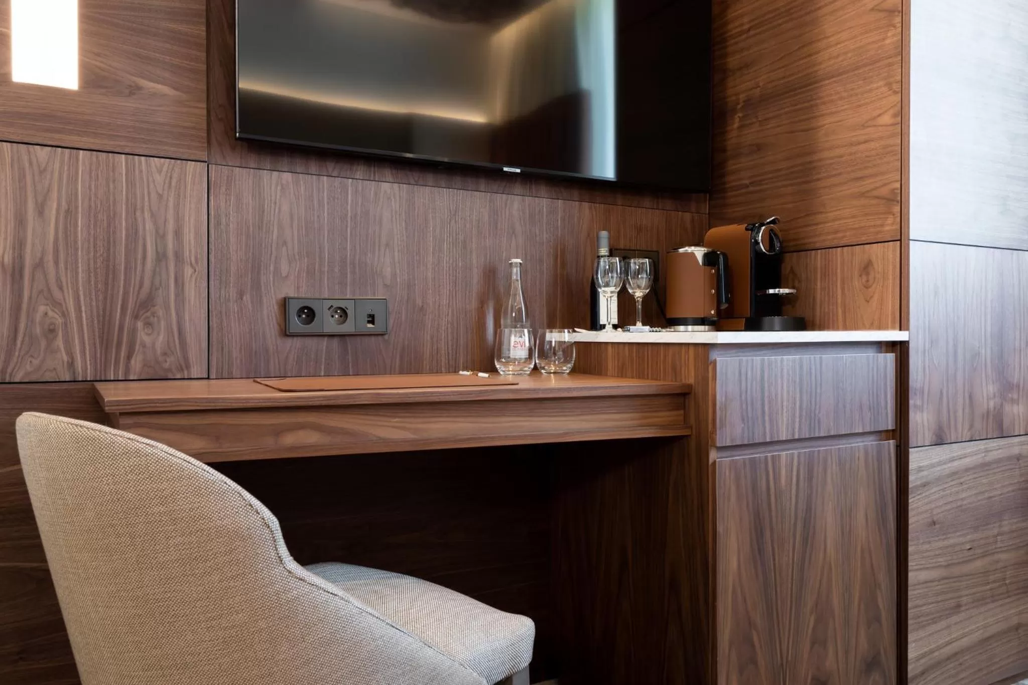 Photo of the whole room in InterContinental Paris Champs Elysées Etoile by IHG