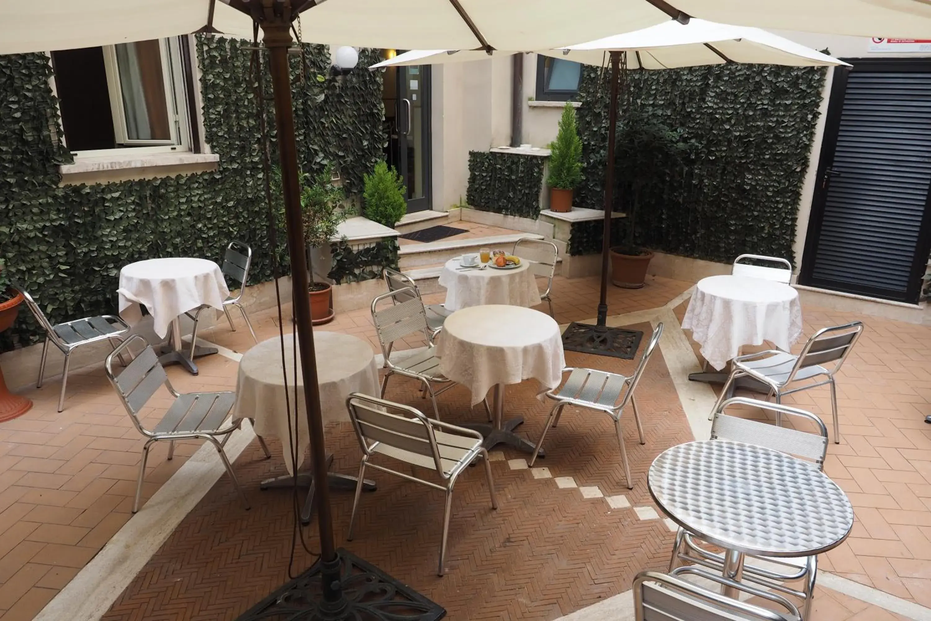 Patio, Restaurant/Places to Eat in Hotel Osimar
