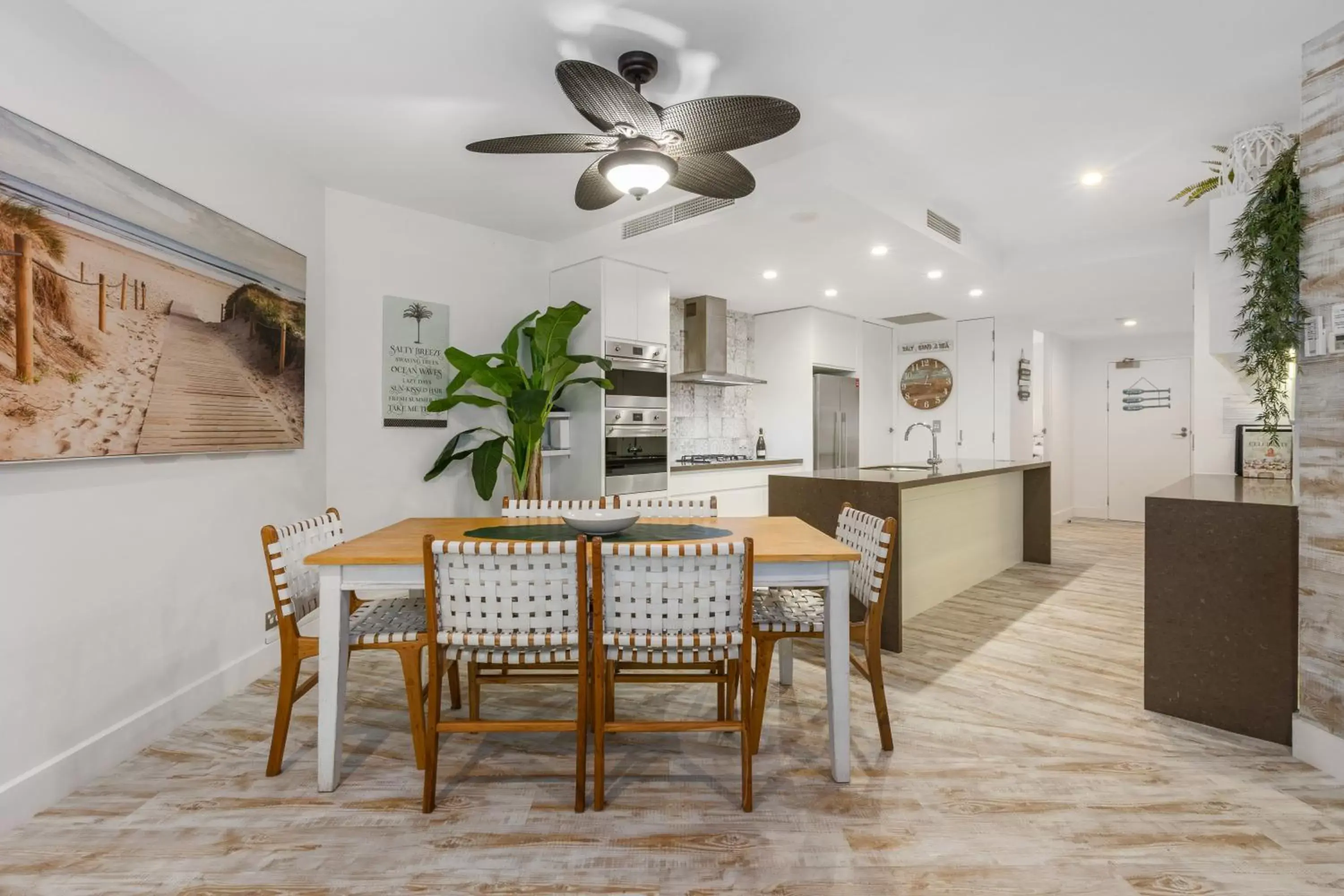 Kitchen or kitchenette, Dining Area in Cotton Beach Resort - Tweed Coast Holidays ®