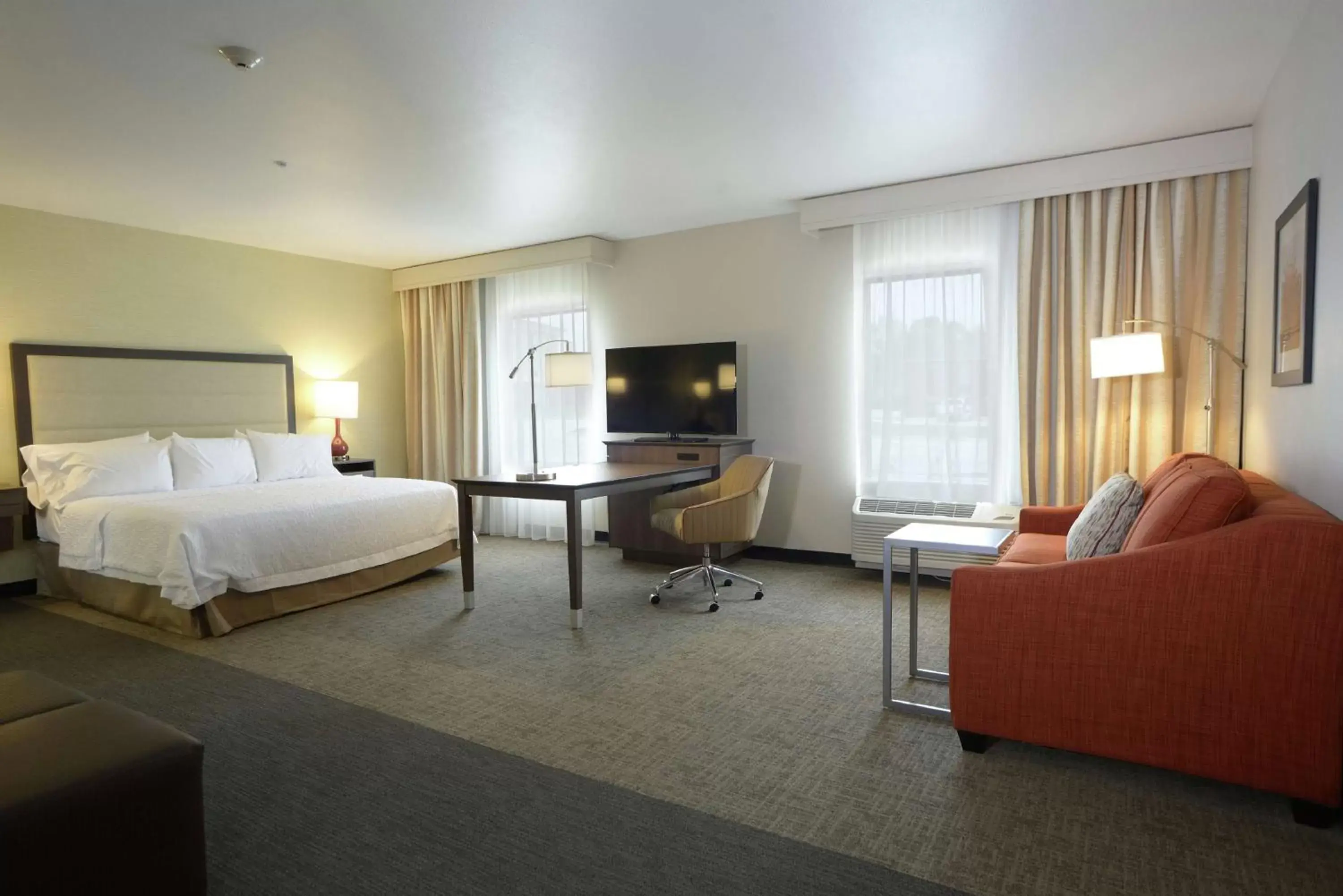 Bedroom, TV/Entertainment Center in Hampton Inn & Suites Ponca City