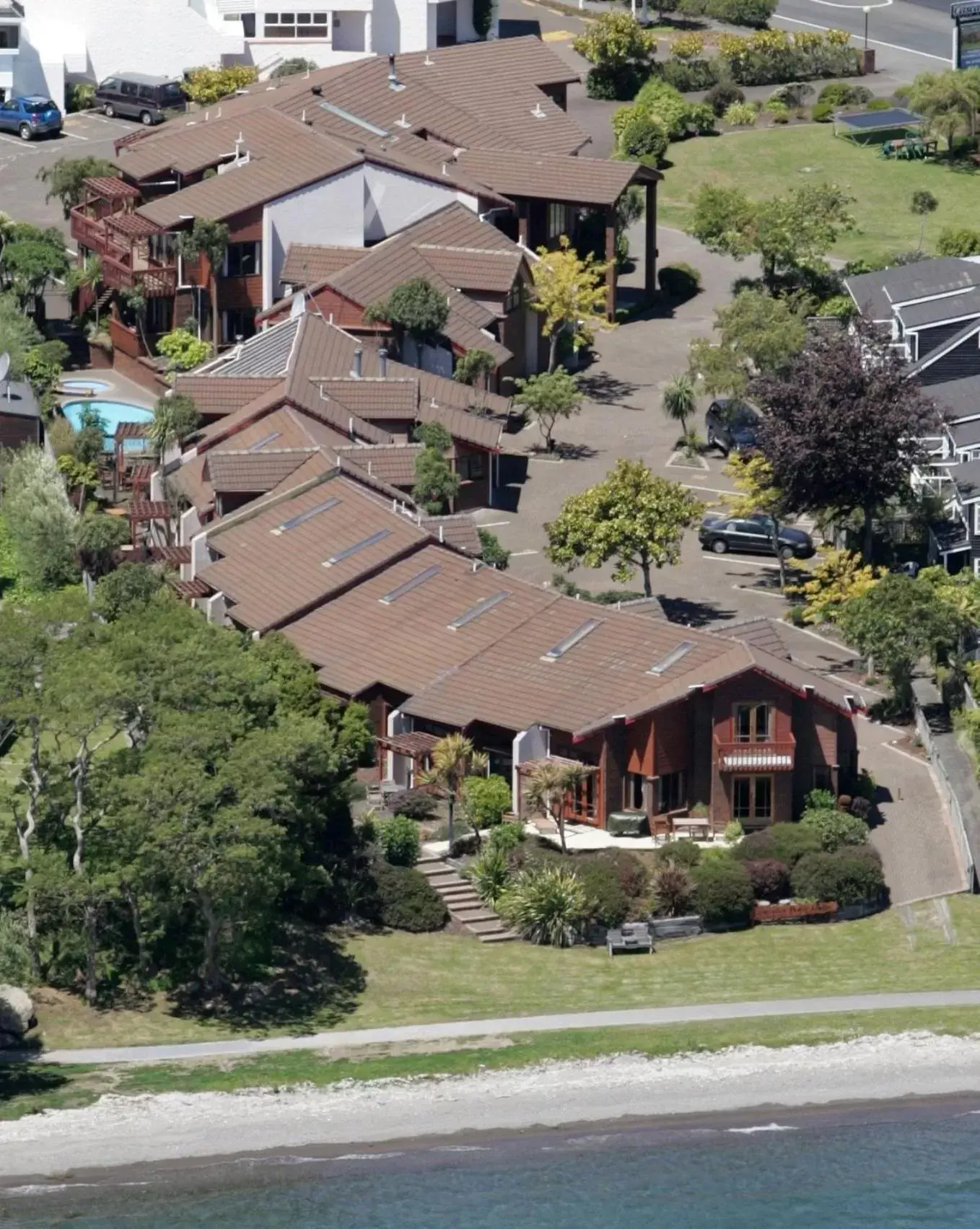 Property building, Bird's-eye View in Cascades Lakefront Motel