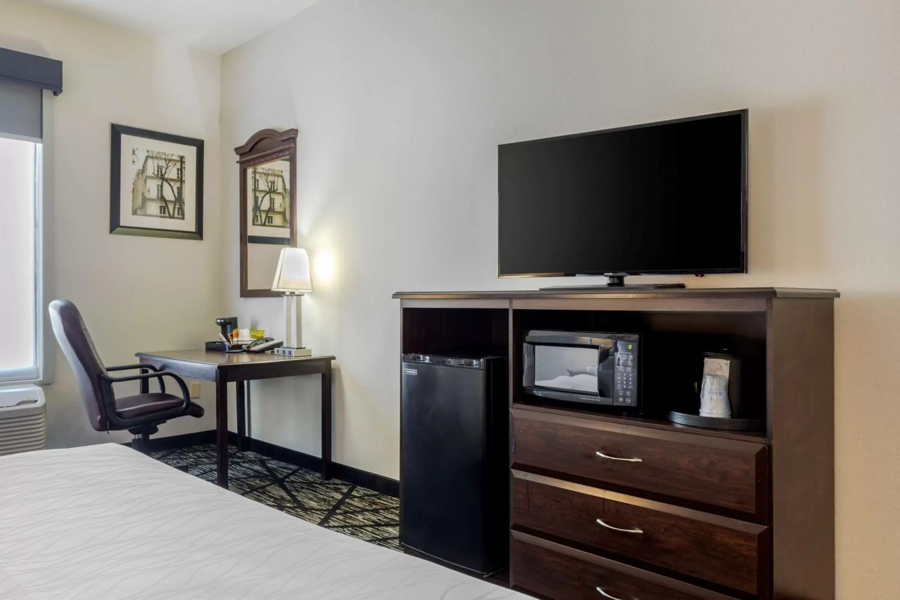 Bedroom, TV/Entertainment Center in Best Western Plus McKinney Inn and Suites