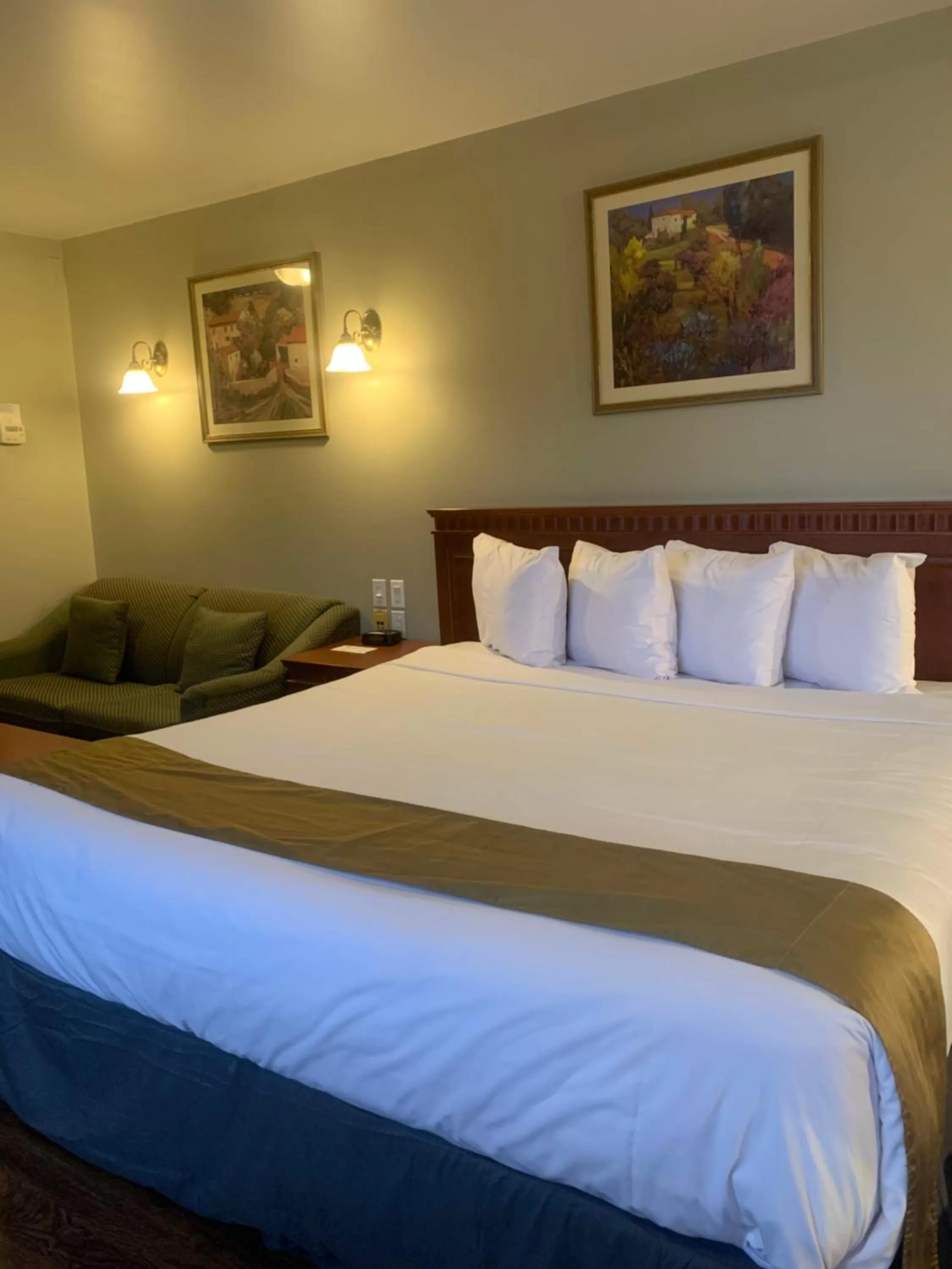 Seating area, Bed in Hotel and Suites Les Laurentides