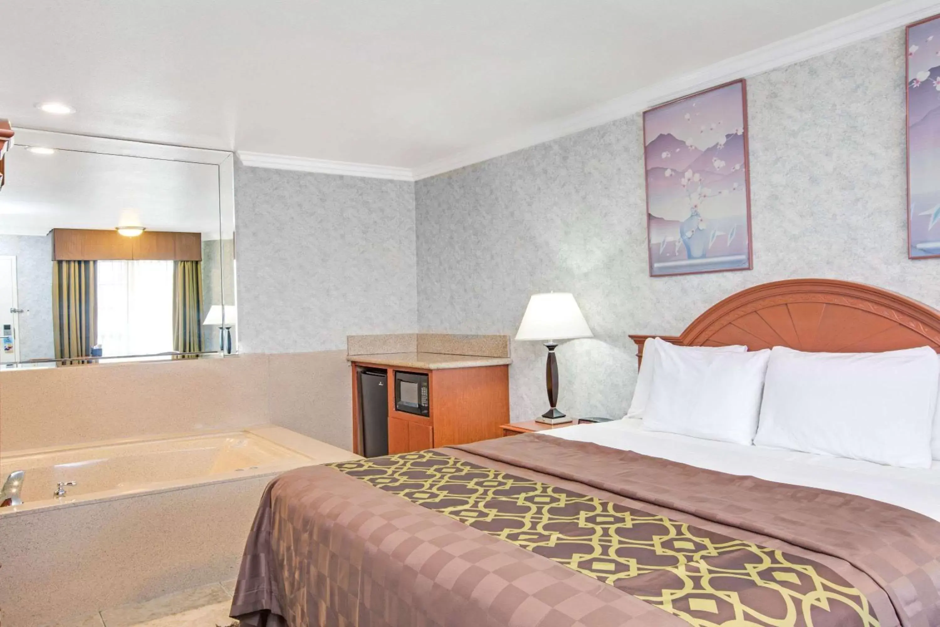 Photo of the whole room, Bed in Days Inn by Wyndham Los Angeles LAX/ Redondo&ManhattanBeach