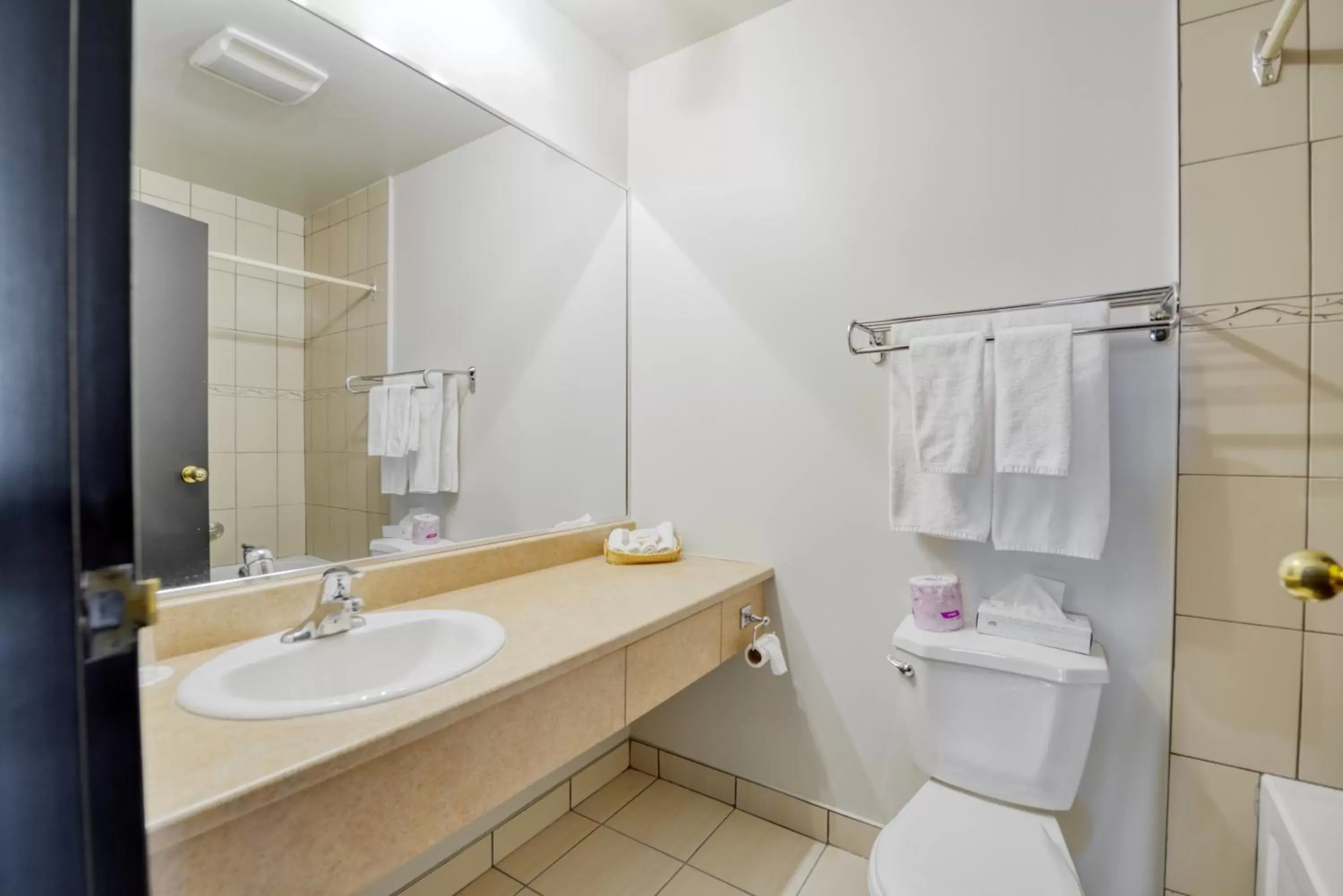 Bathroom in Auberge de la Montagne Coupée