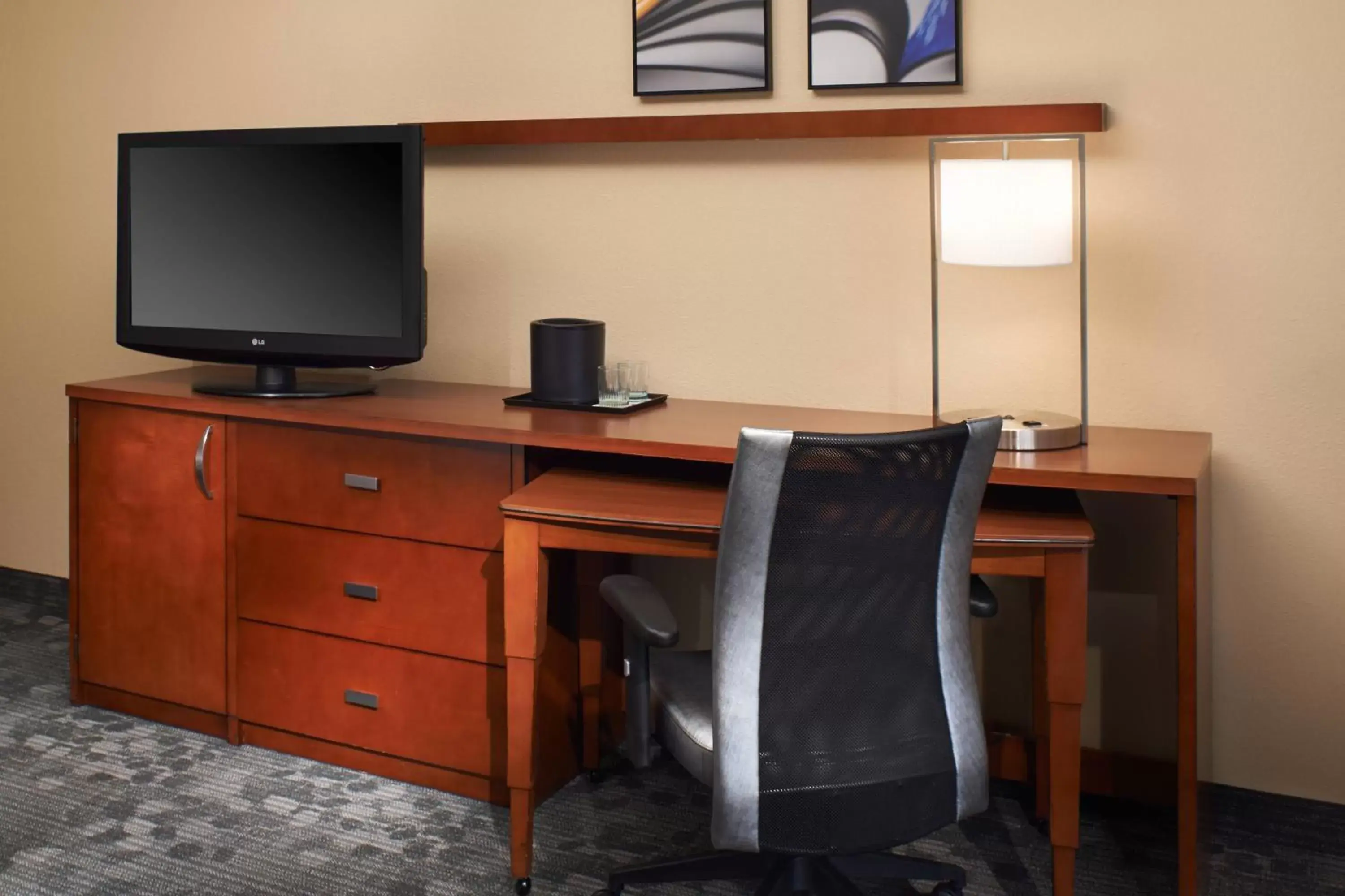 Photo of the whole room, TV/Entertainment Center in Courtyard by Marriott Detroit Warren