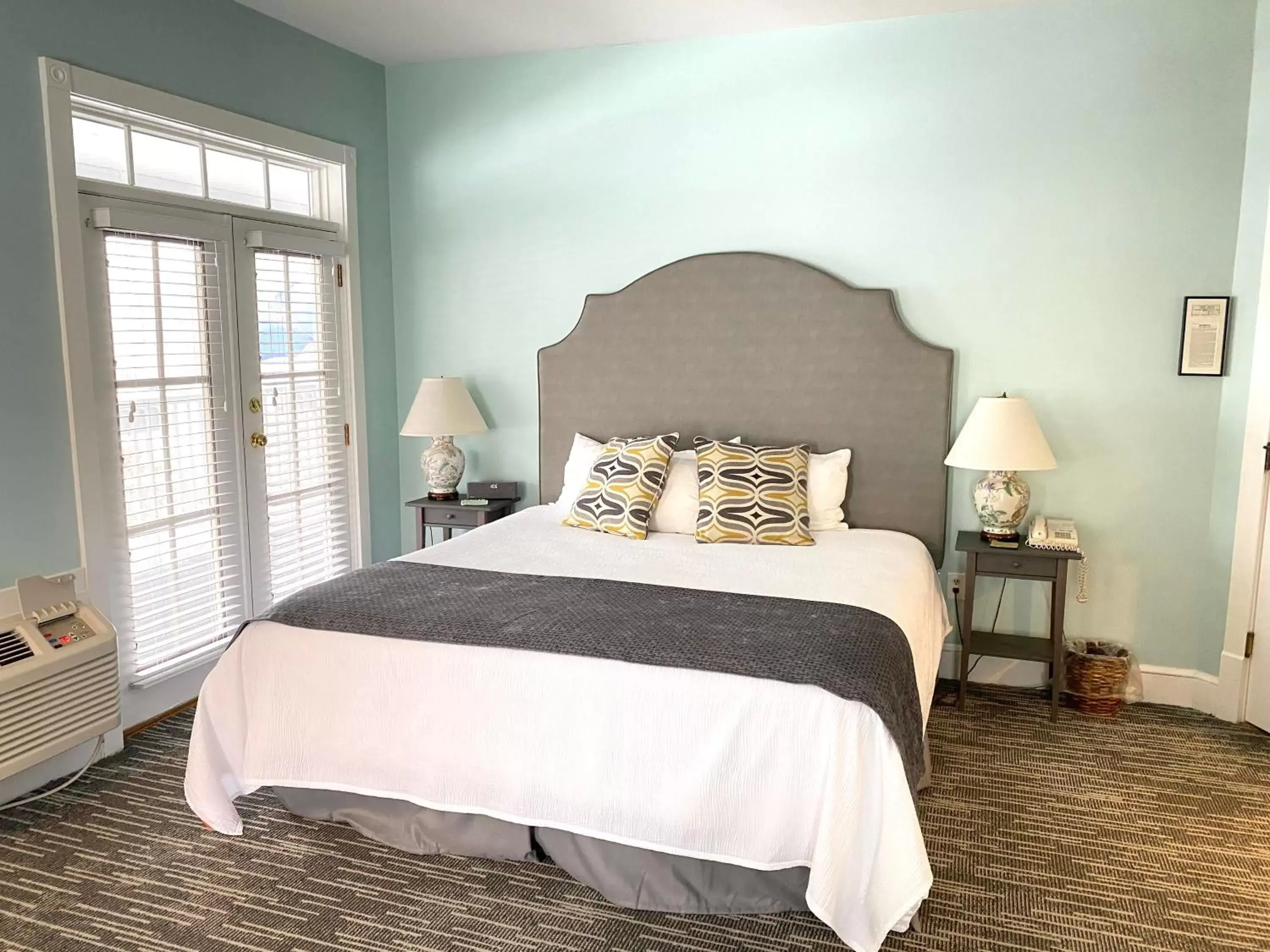 Queen Room in Harbor House Inn Queen Room in Harbor House Inn