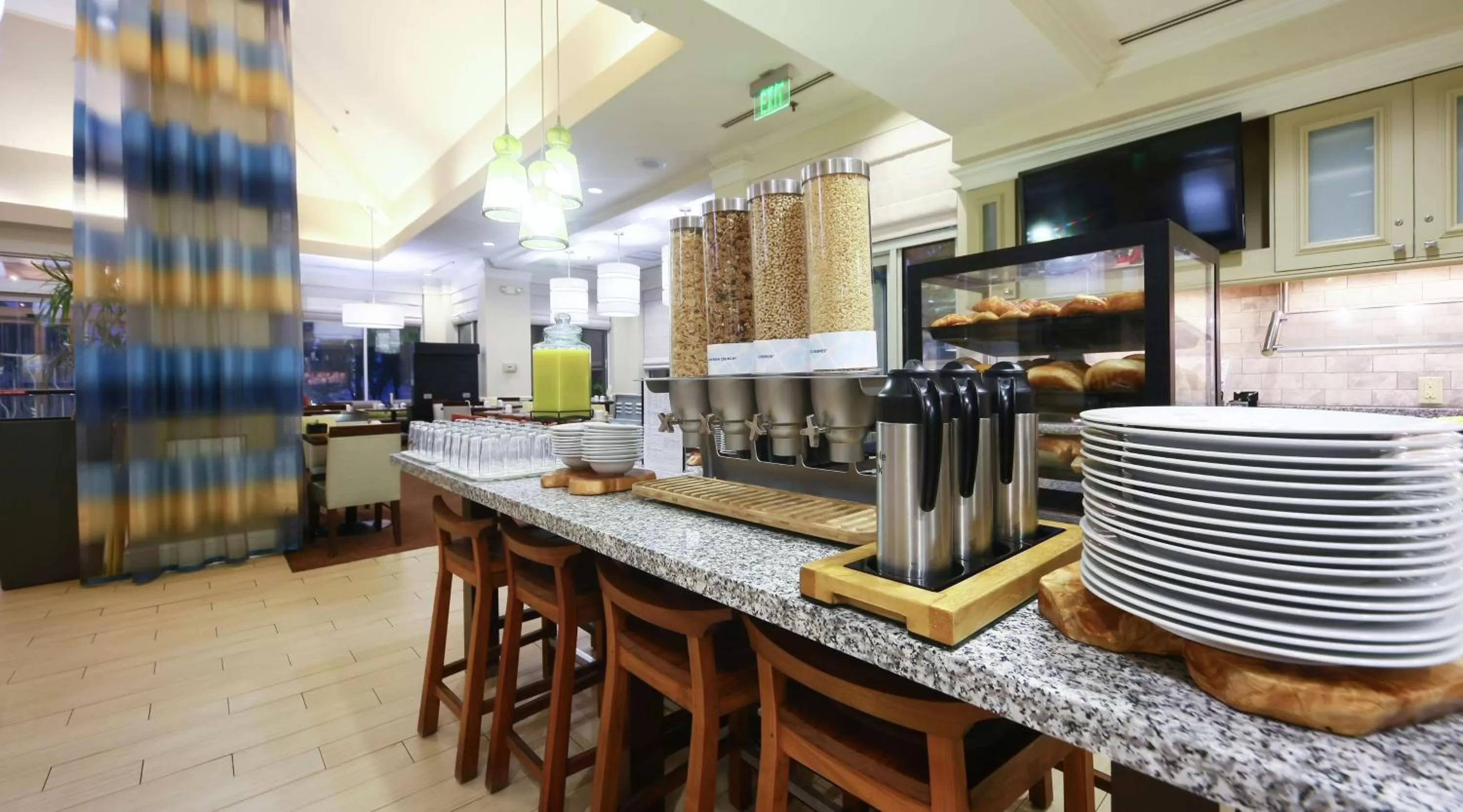Dining area in Hilton Garden Inn Secaucus/Meadowlands