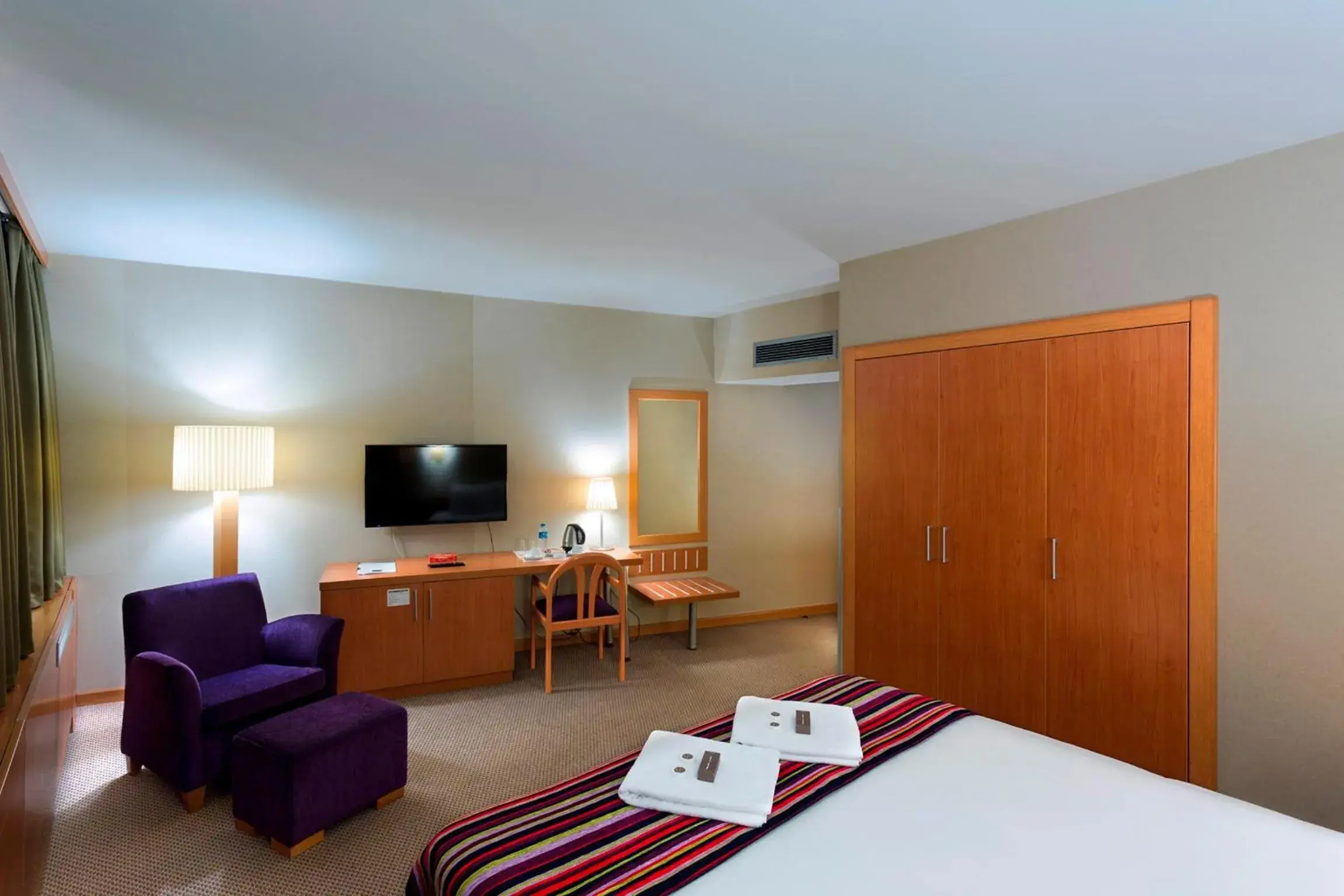 Bed, TV/Entertainment Center in Kent Hotel