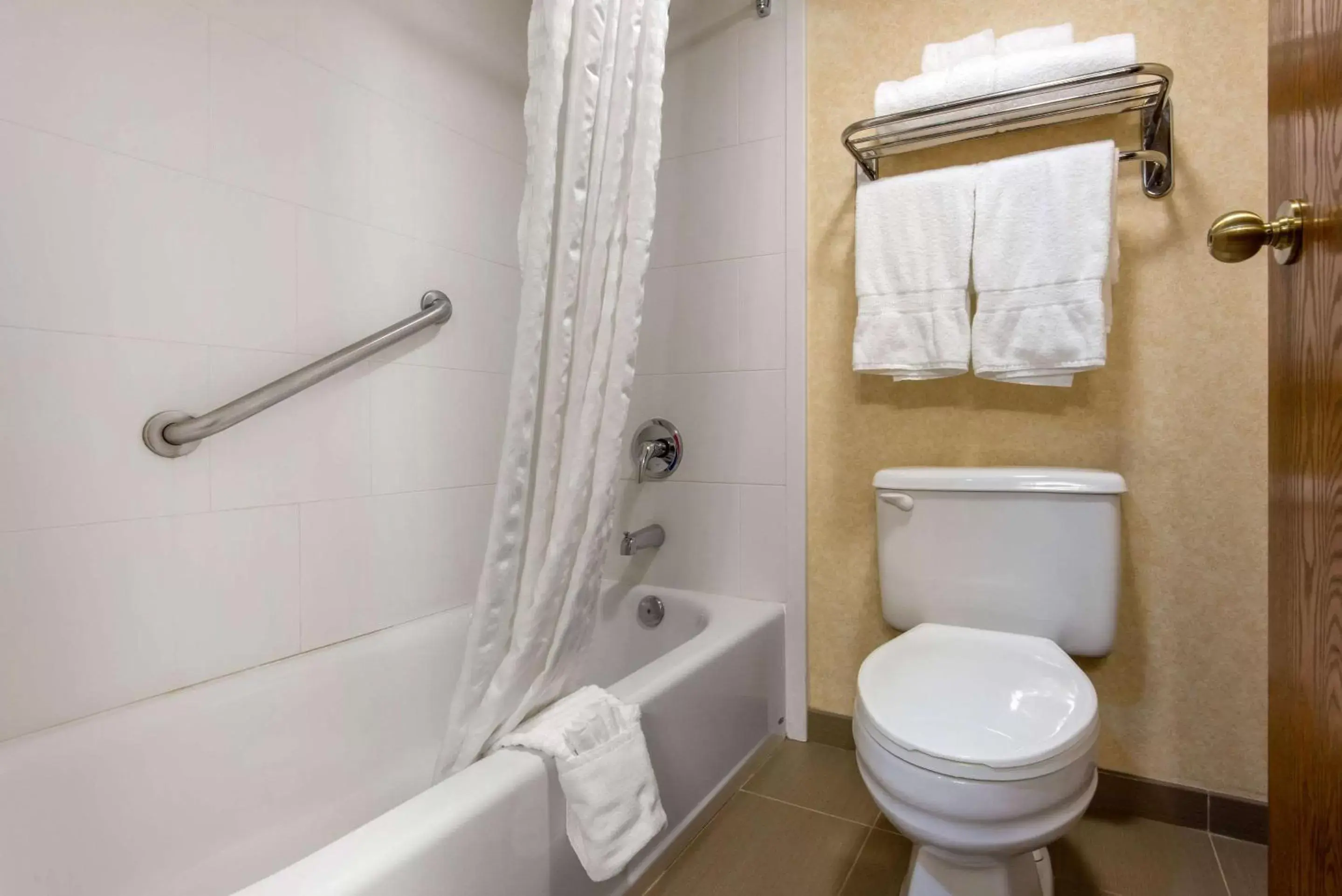 Photo of the whole room, Bathroom in Quality Inn & Suites Mansfield