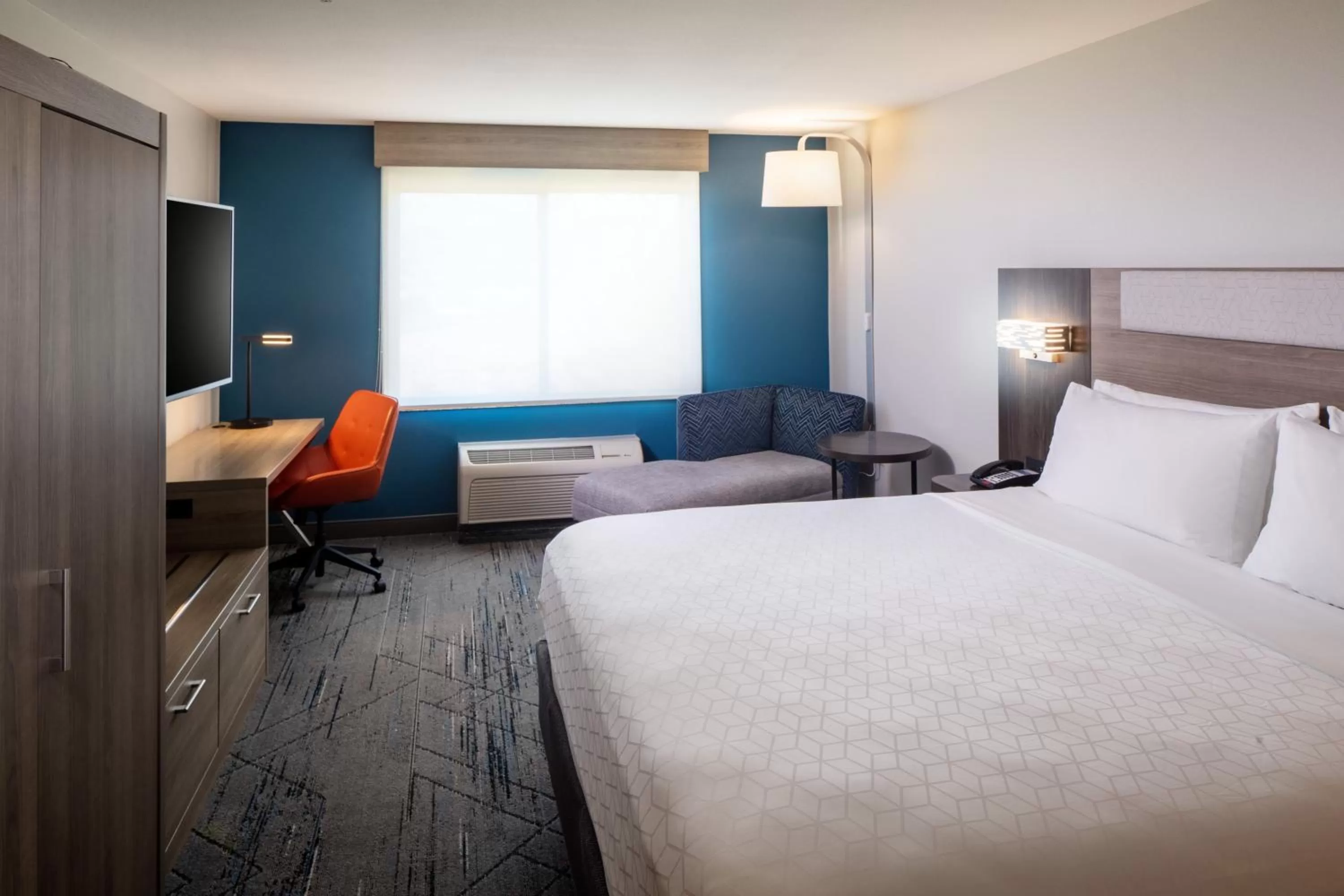 Photo of the whole room, Bed in Holiday Inn Express and Suites Los Alamos Entrada Park by IHG