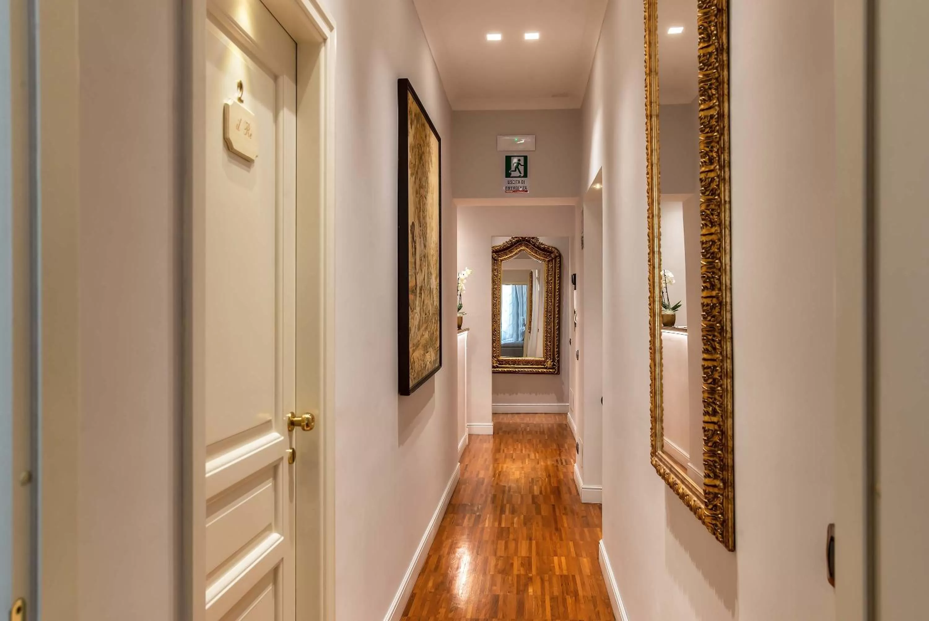 hair dresser in I TRE MOSCHETTIERI - D'ARTAGNAN Luxury Guest House