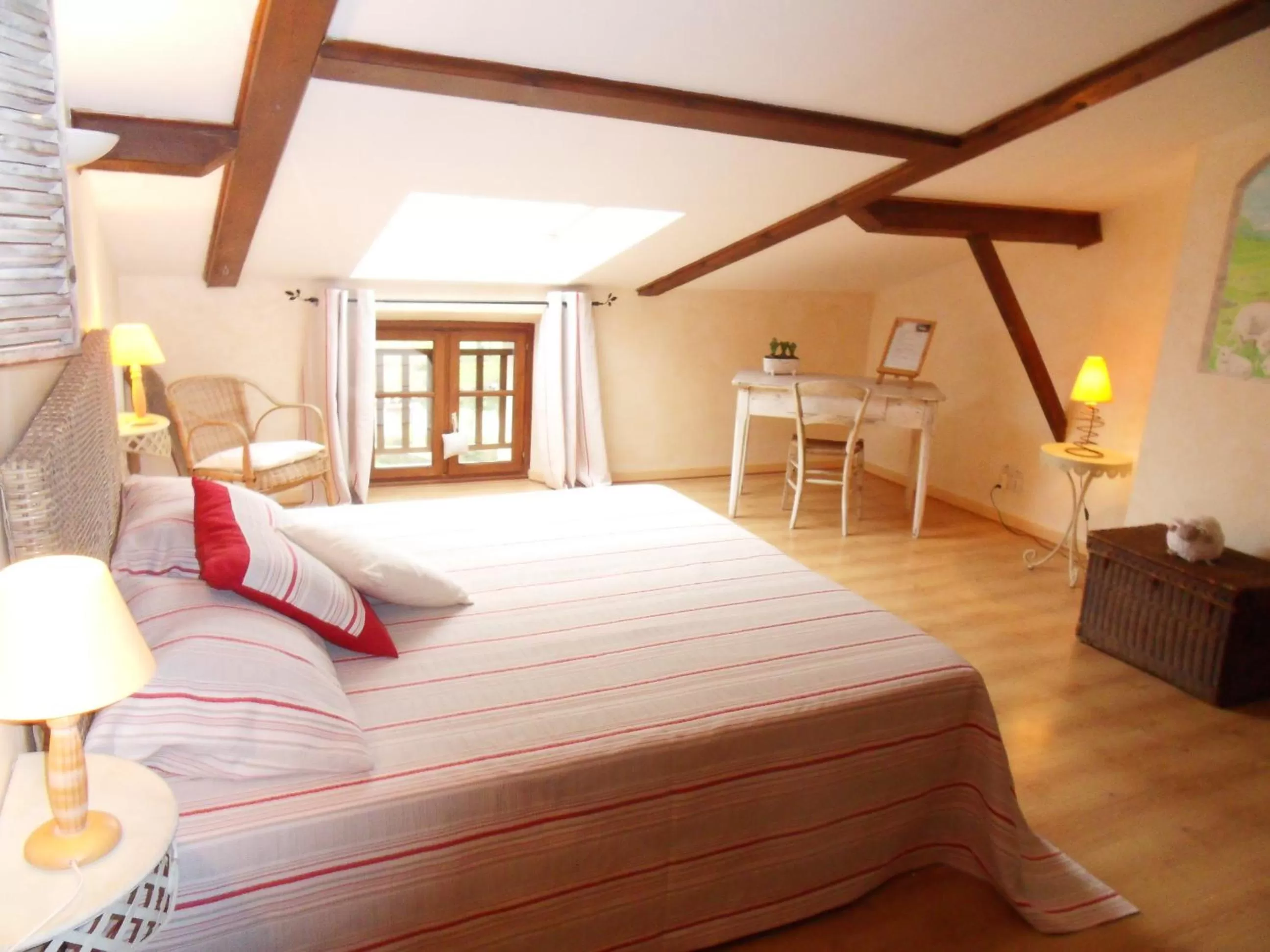Photo of the whole room, Bed in L'Estapade des Tourelons