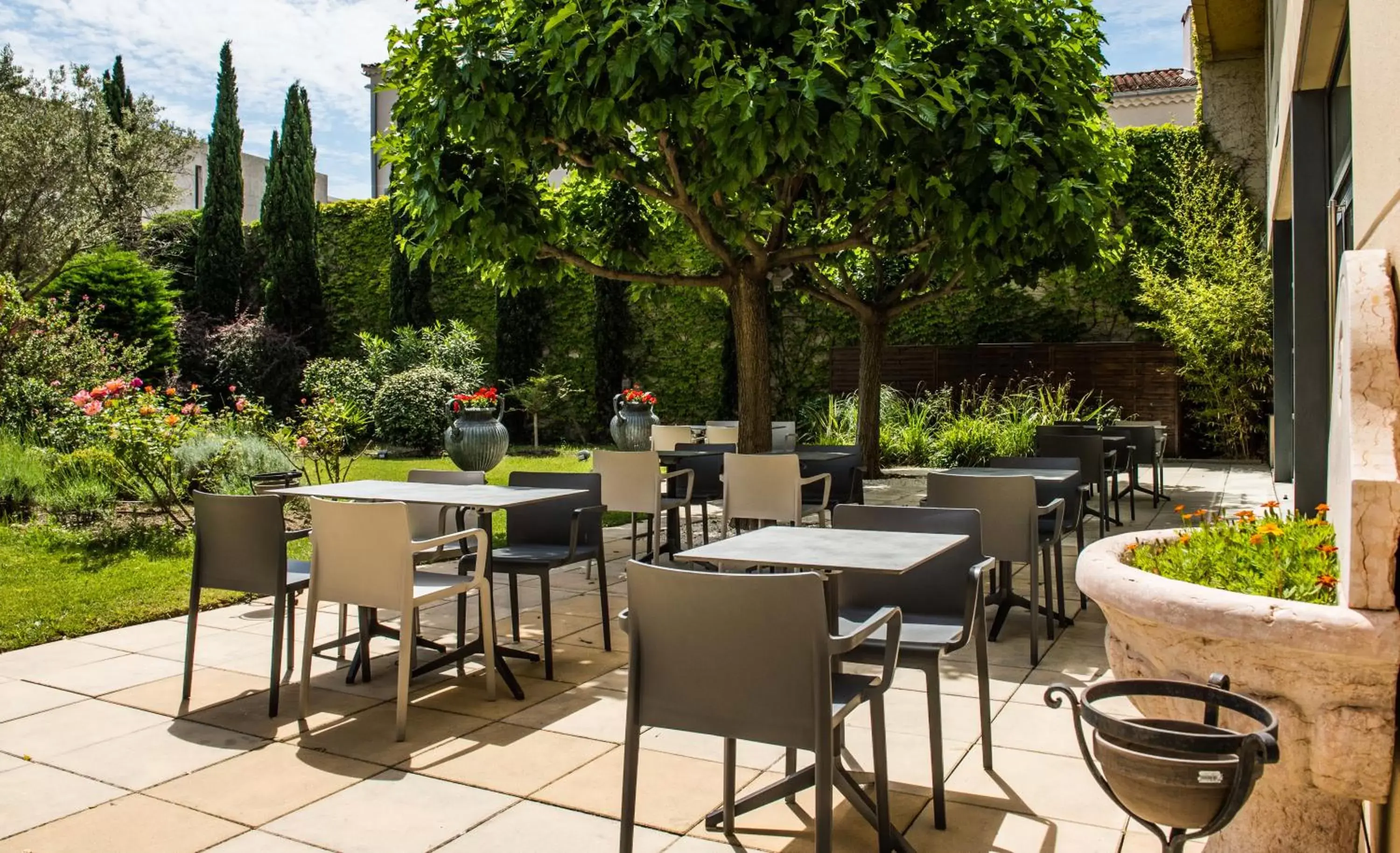Garden, Restaurant/Places to Eat in Avignon Grand Hotel