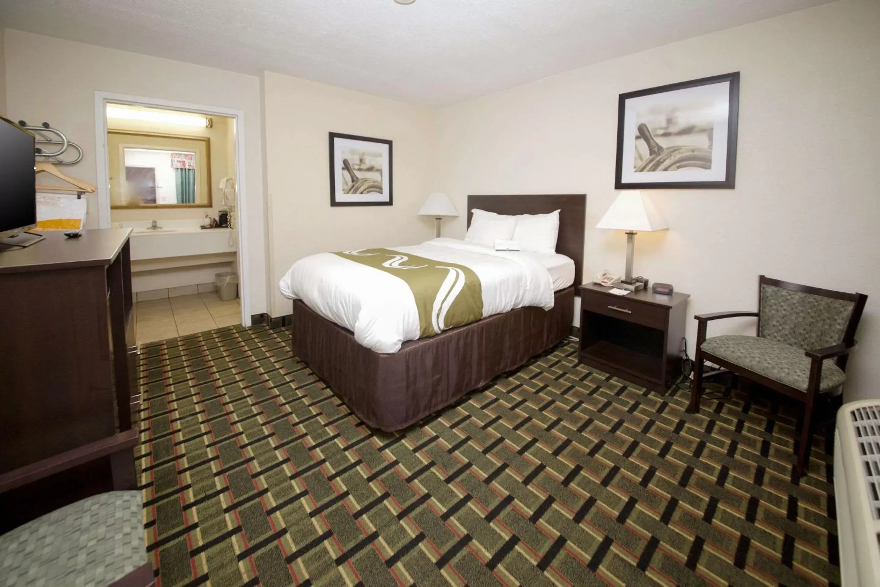 Photo of the whole room, Bed in Quality Inn Orange Park Jacksonville