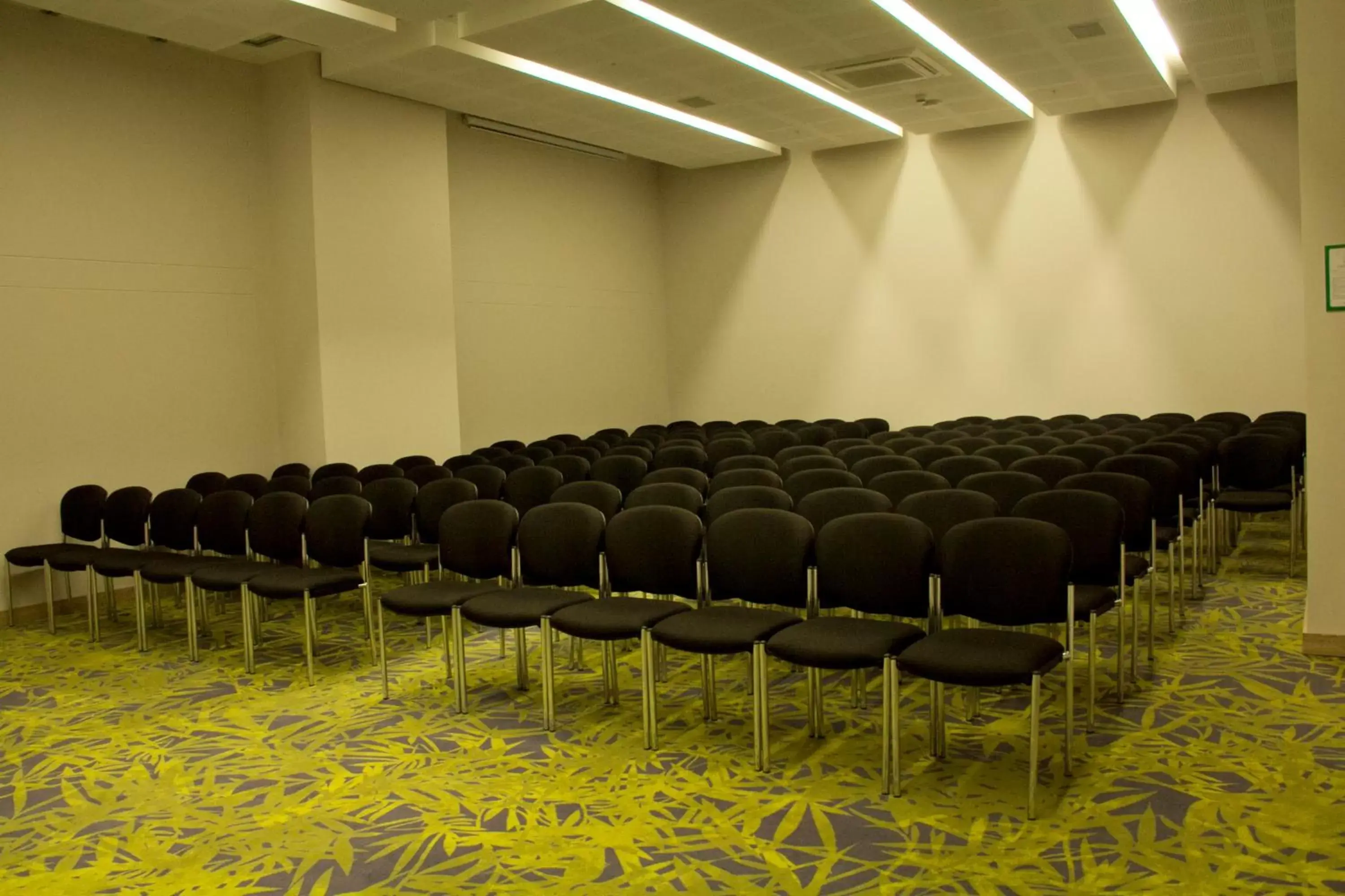 Meeting/conference room in Holiday Inn Cúcuta, an IHG Hotel