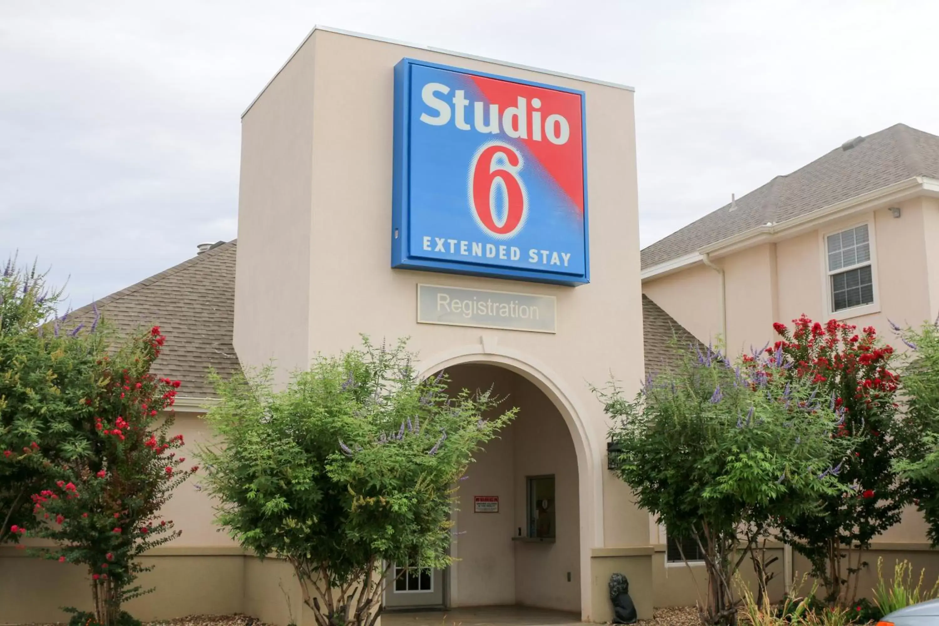 Facade/Entrance in Studio 6-Lubbock, TX - Medical Center