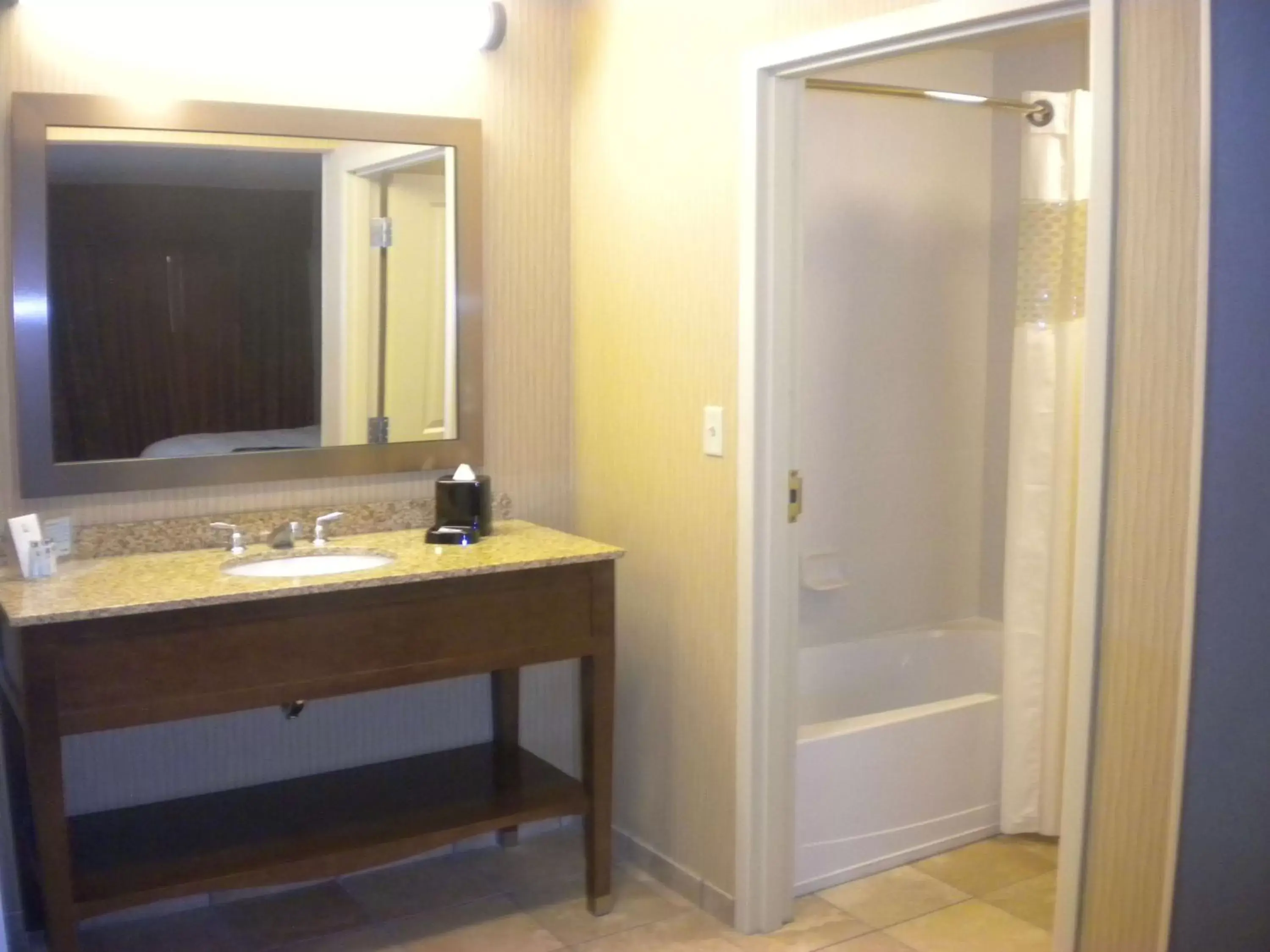 Bathroom in Hampton Inn & Suites Cincinnati / Uptown - University Area