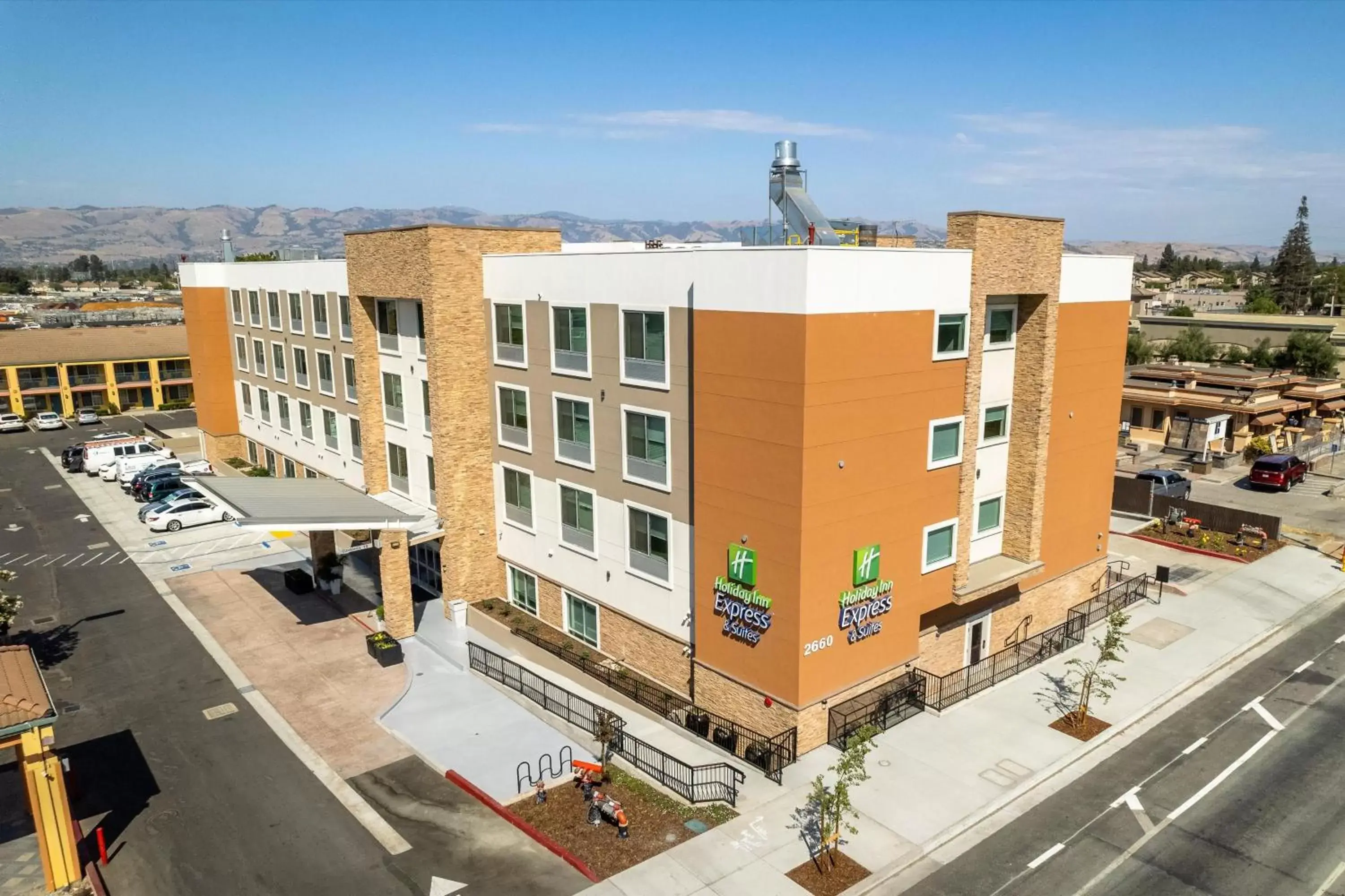 Property building, Bird's-eye View in Holiday Inn Express & Suites - San Jose Silicon Valley, an IHG Hotel