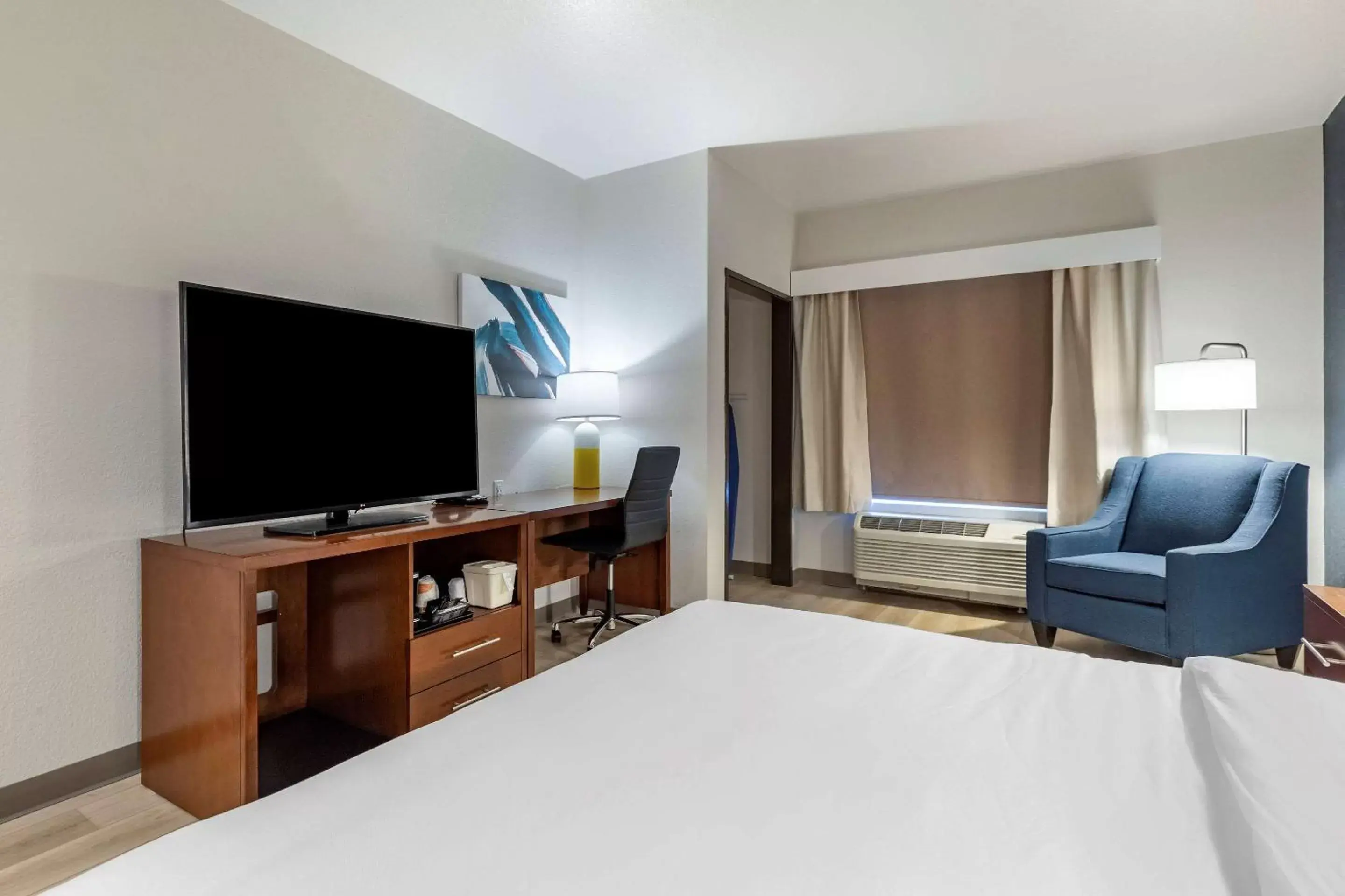 Bedroom, TV/Entertainment Center in Comfort Inn & Suites Bennett