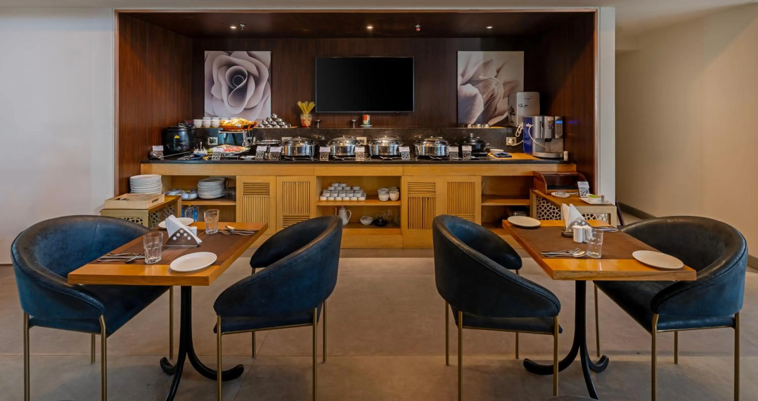 Restaurant/places to eat in Hotel Saket 27