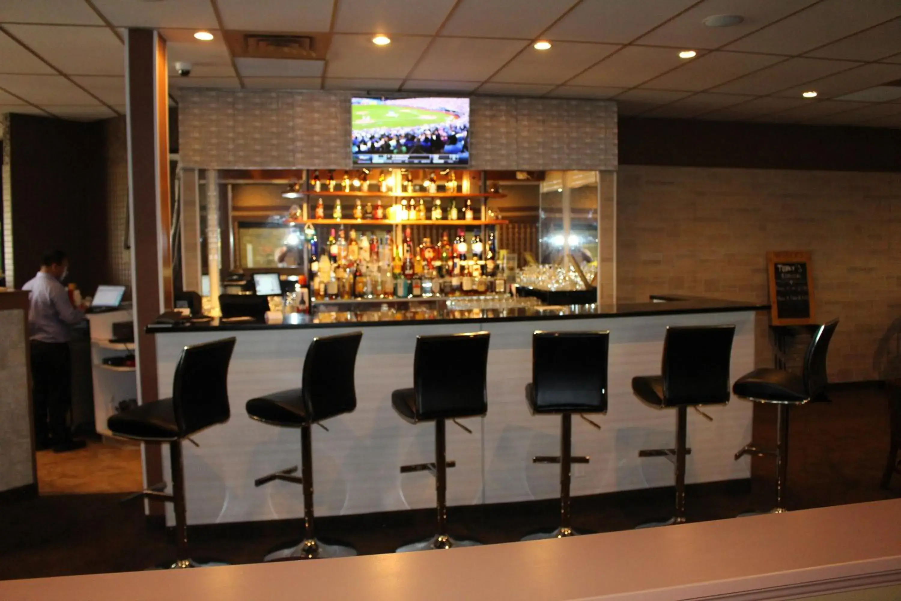 Alcoholic drinks, Lounge/Bar in Travelodge by Wyndham Swift Current