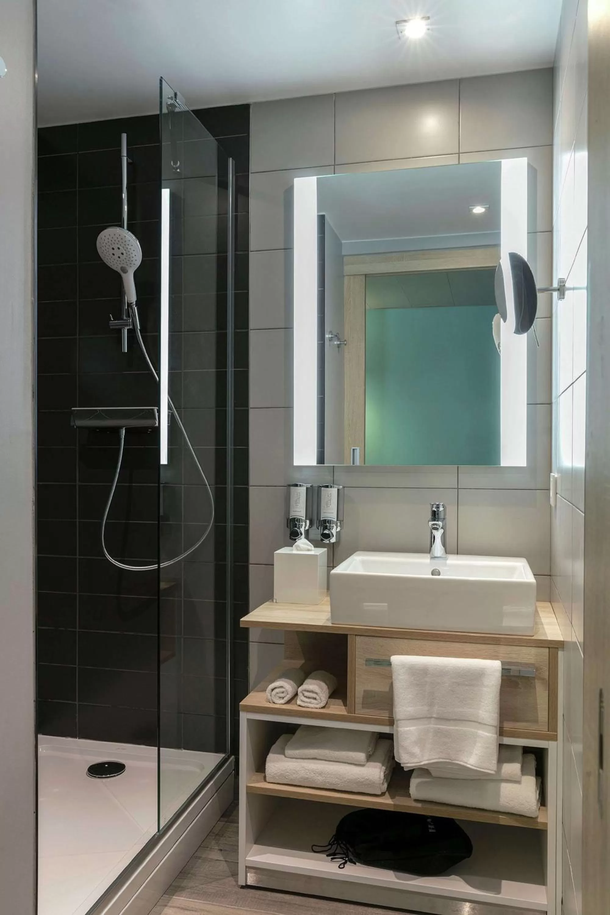 Bathroom in Hampton By Hilton Paris Clichy