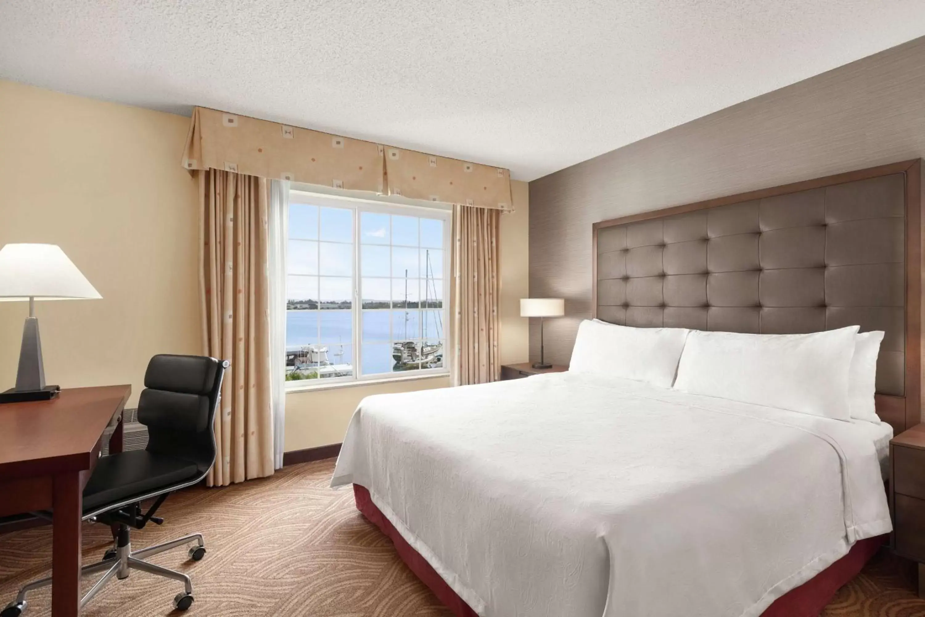 Bedroom, Bed in Homewood Suites by Hilton - Oakland Waterfront